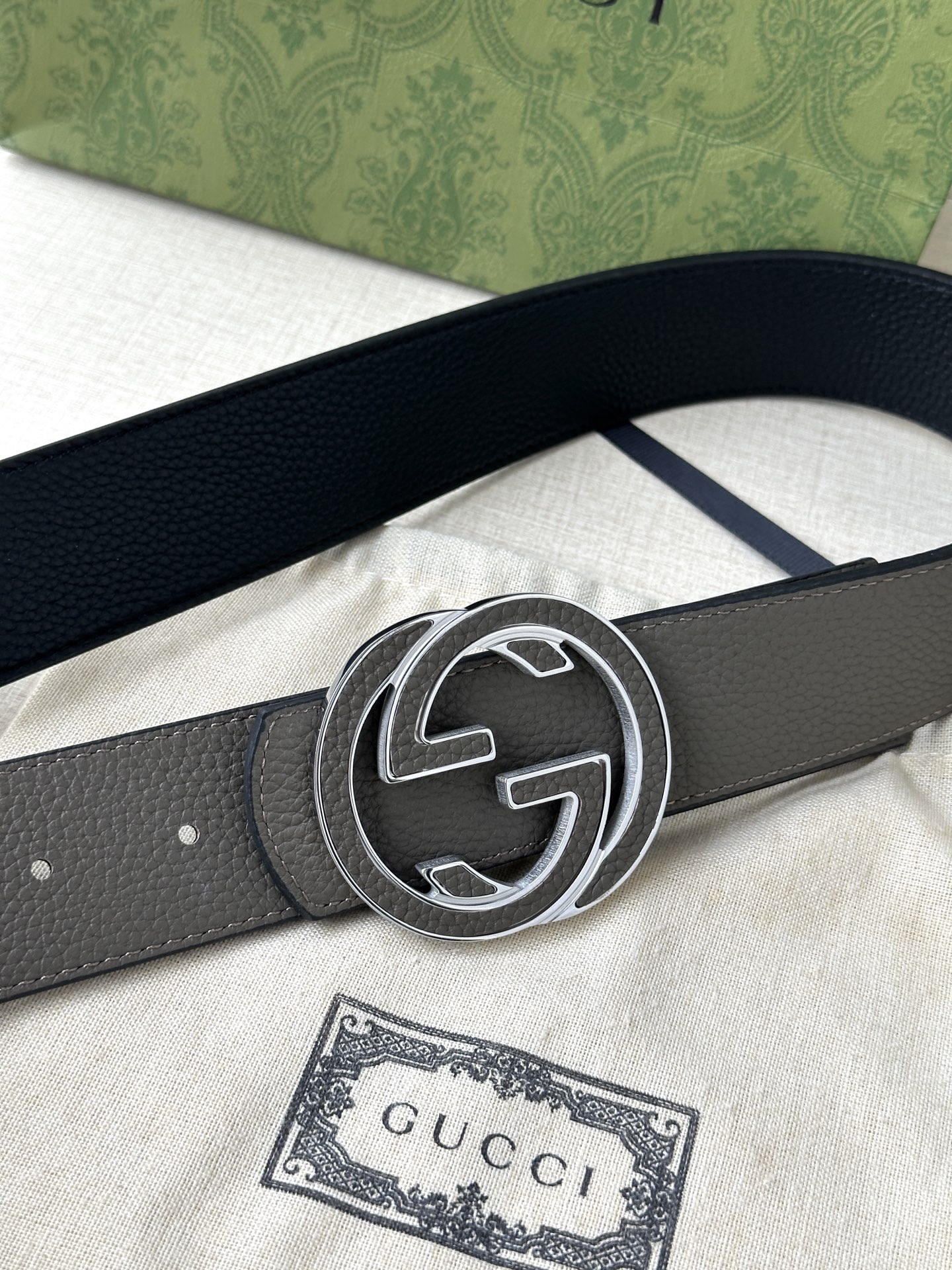  GUCCI 宽度4.0cm 早春系列透过现代视角焕新诠释品牌经典元素。这款腰带以牛皮革匠心打造，巧妙缀