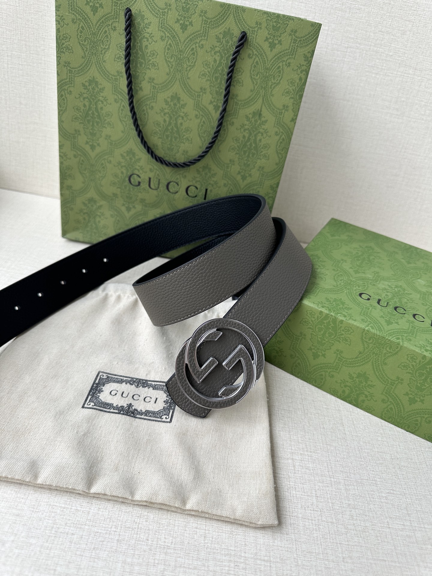  GUCCI 宽度4.0cm 早春系列透过现代视角焕新诠释品牌经典元素。这款腰带以牛皮革匠心打造，巧妙缀