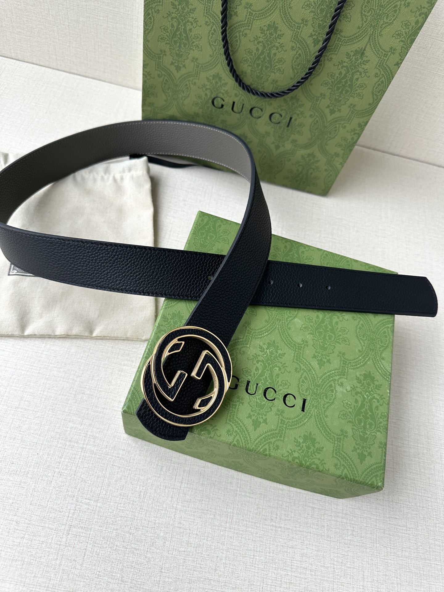  GUCCI 宽度4.0cm 早春系列透过现代视角焕新诠释品牌经典元素。这款腰带以牛皮革匠心打造，巧妙缀