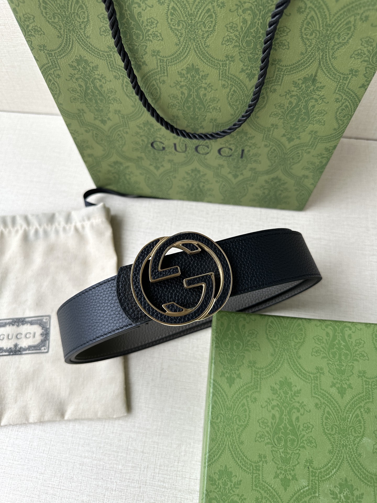  GUCCI 宽度4.0cm 早春系列透过现代视角焕新诠释品牌经典元素。这款腰带以牛皮革匠心打造，巧妙缀