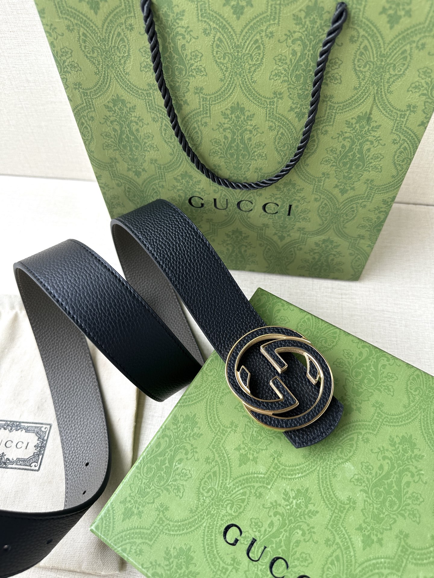  GUCCI 宽度4.0cm 早春系列透过现代视角焕新诠释品牌经典元素。这款腰带以牛皮革匠心打造，巧妙缀