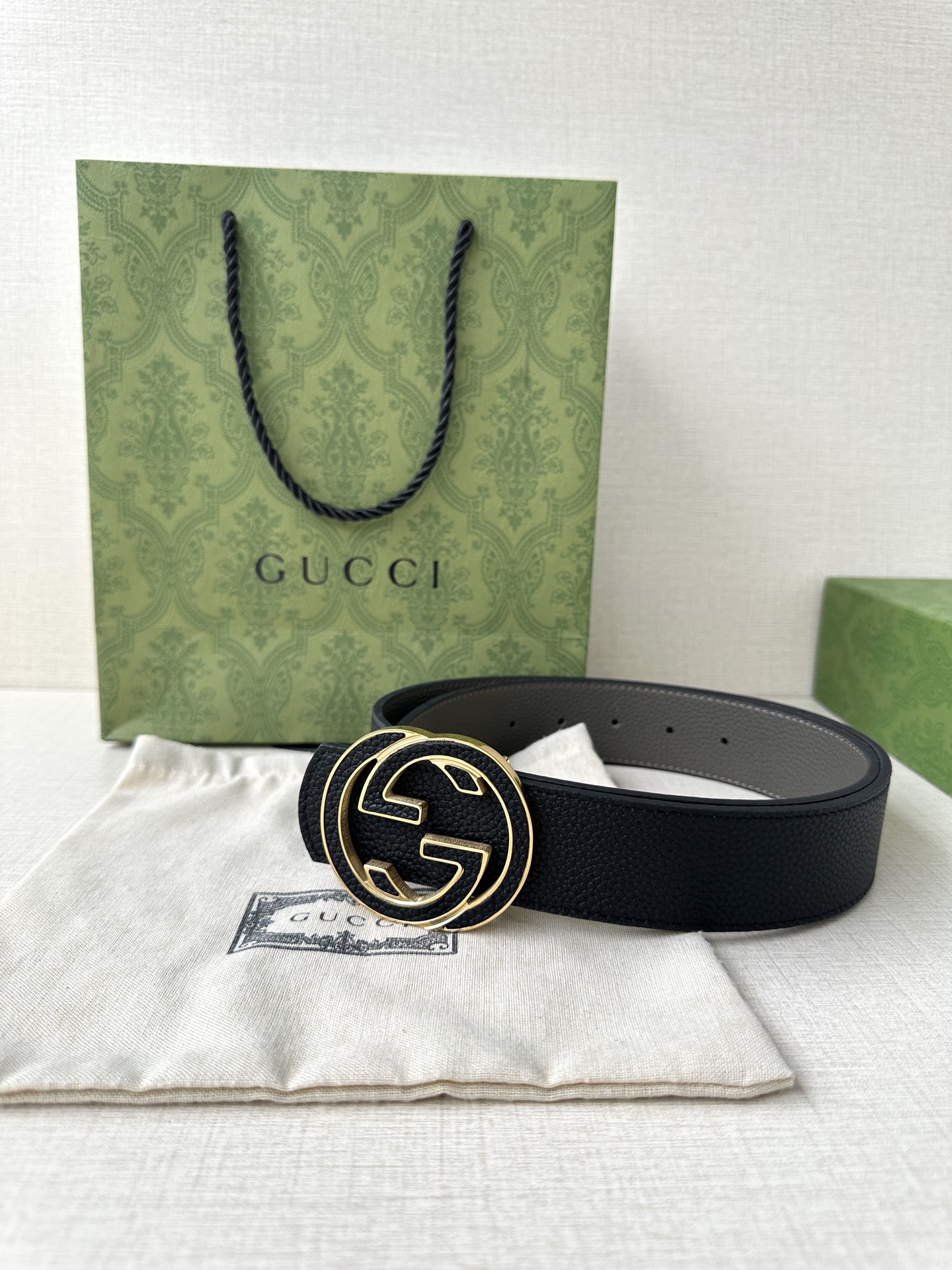  GUCCI 宽度4.0cm 早春系列透过现代视角焕新诠释品牌经典元素。这款腰带以牛皮革匠心打造，巧妙缀