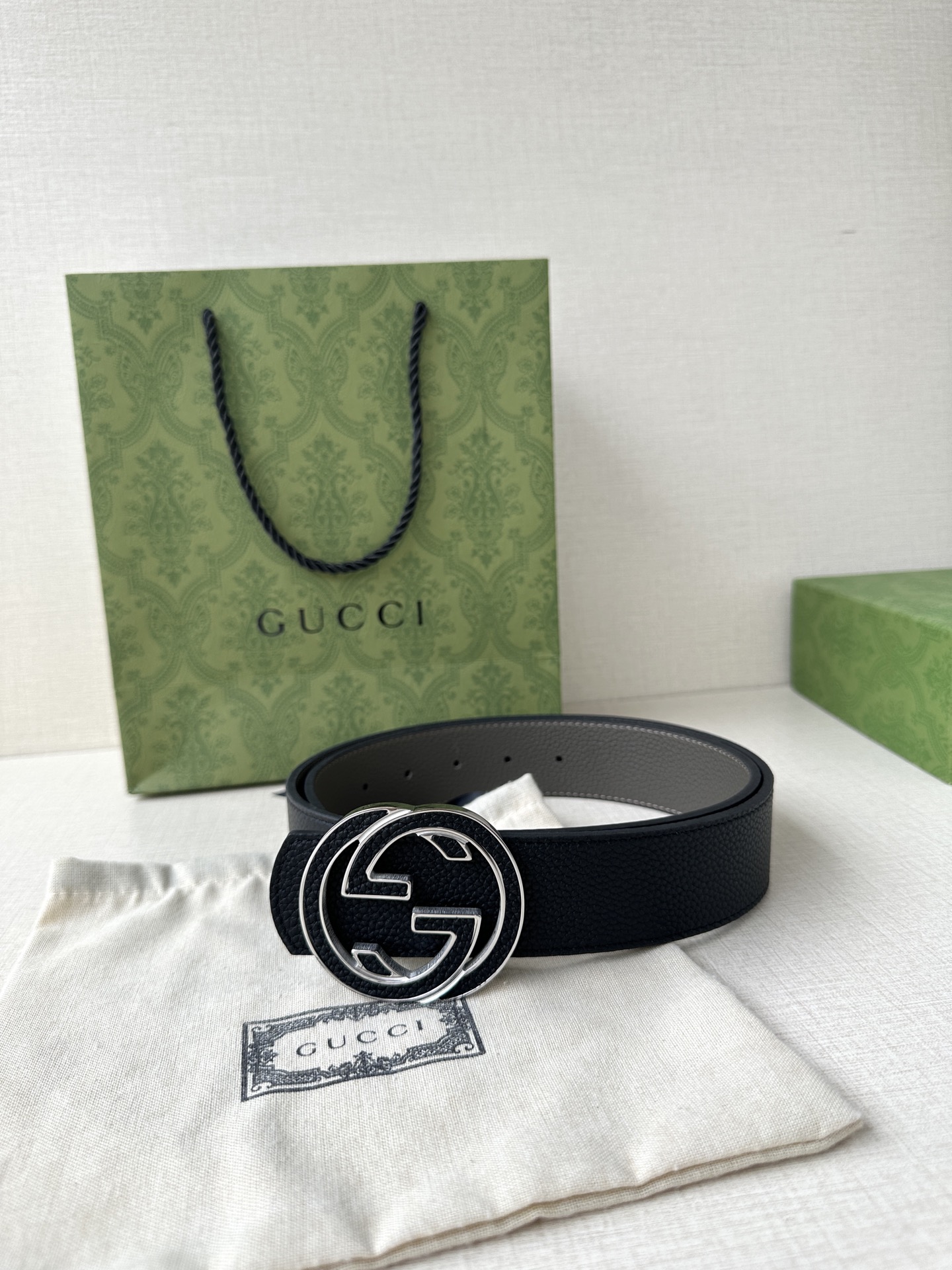  GUCCI 宽度4.0cm 早春系列透过现代视角焕新诠释品牌经典元素。这款腰带以牛皮革匠心打造，巧妙缀