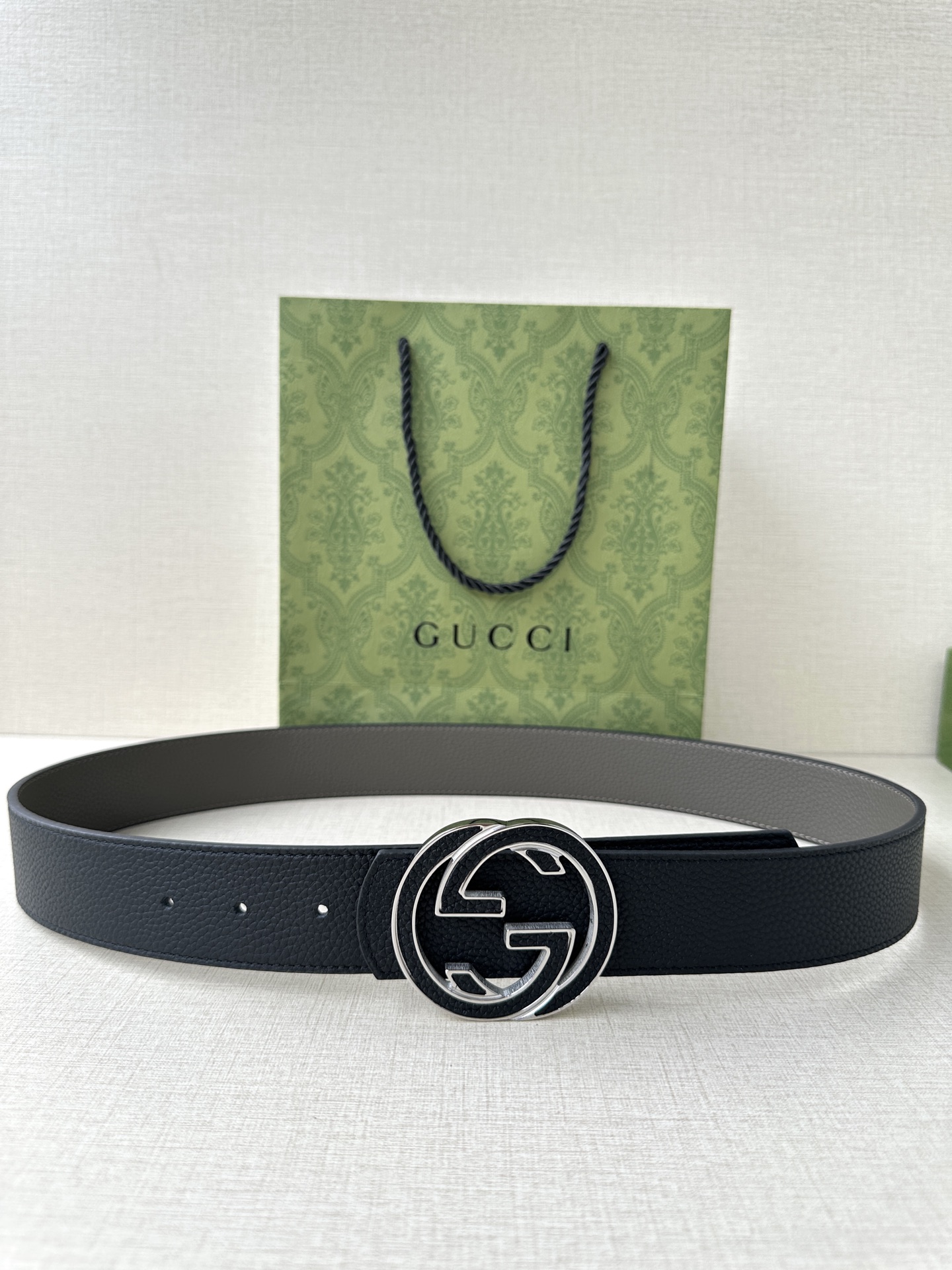 GUCCI 宽度4.0cm 早春系列透过现代视角焕新诠释品牌经典元素。这款腰带以牛皮革匠心打造，巧妙缀