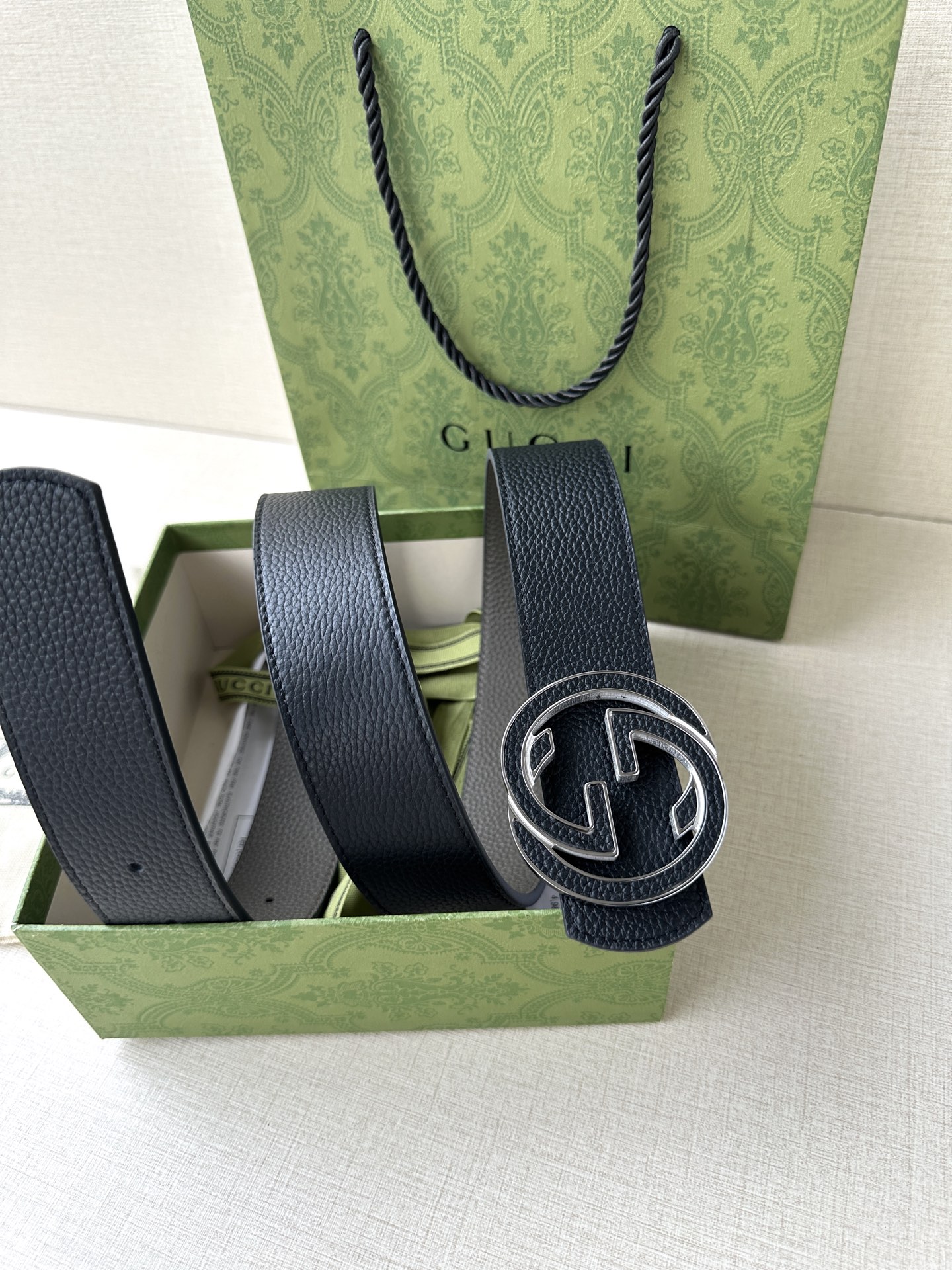  GUCCI 宽度4.0cm 早春系列透过现代视角焕新诠释品牌经典元素。这款腰带以牛皮革匠心打造，巧妙缀