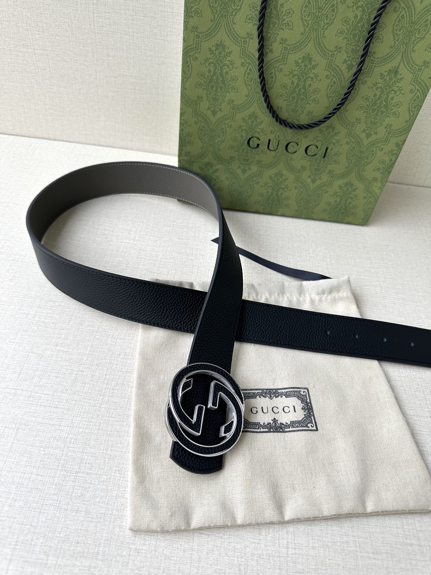  GUCCI 宽度4.0cm 早春系列透过现代视角焕新诠释品牌经典元素。这款腰带以牛皮革匠心打造，巧妙缀