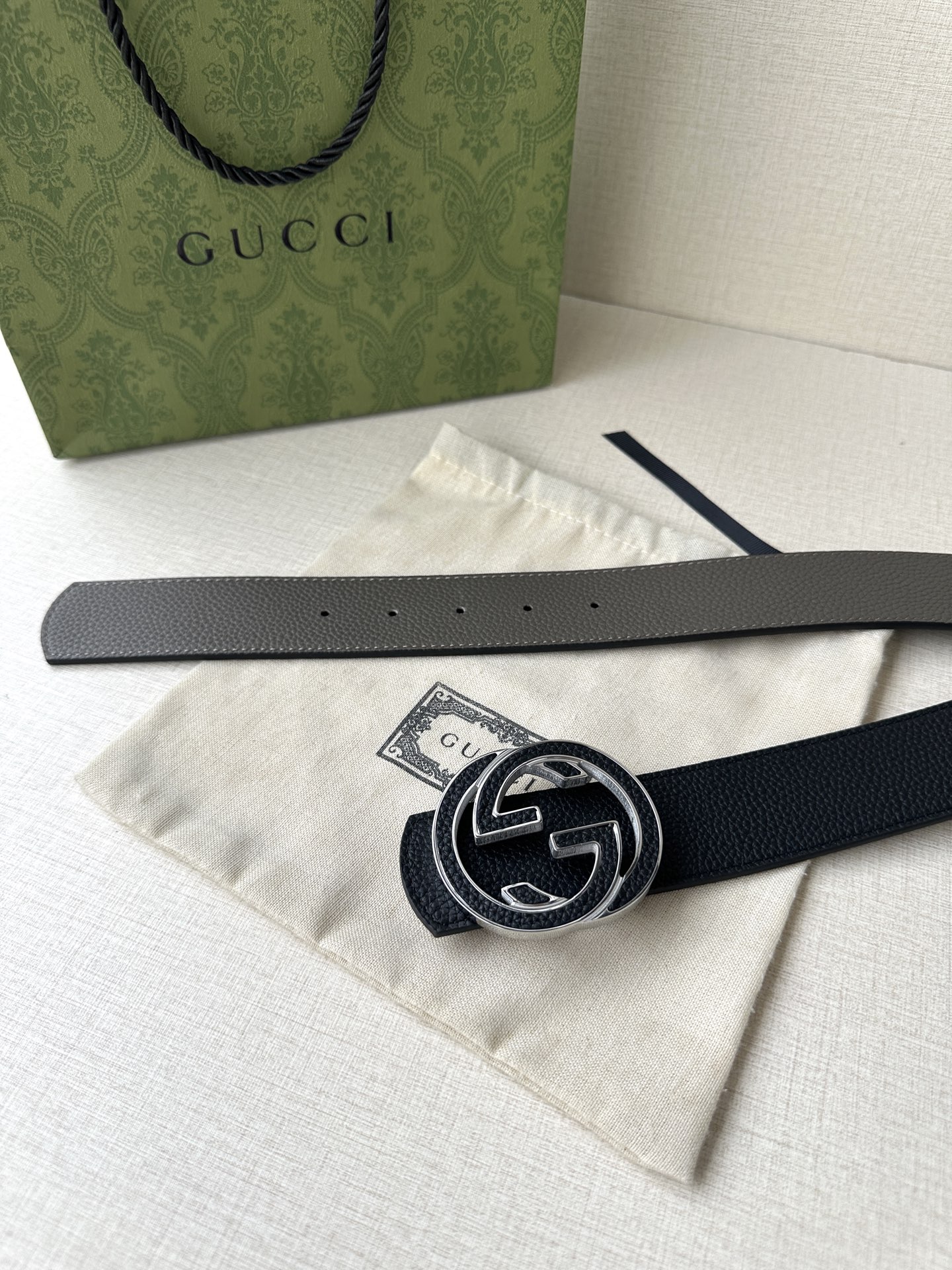  GUCCI 宽度4.0cm 早春系列透过现代视角焕新诠释品牌经典元素。这款腰带以牛皮革匠心打造，巧妙缀