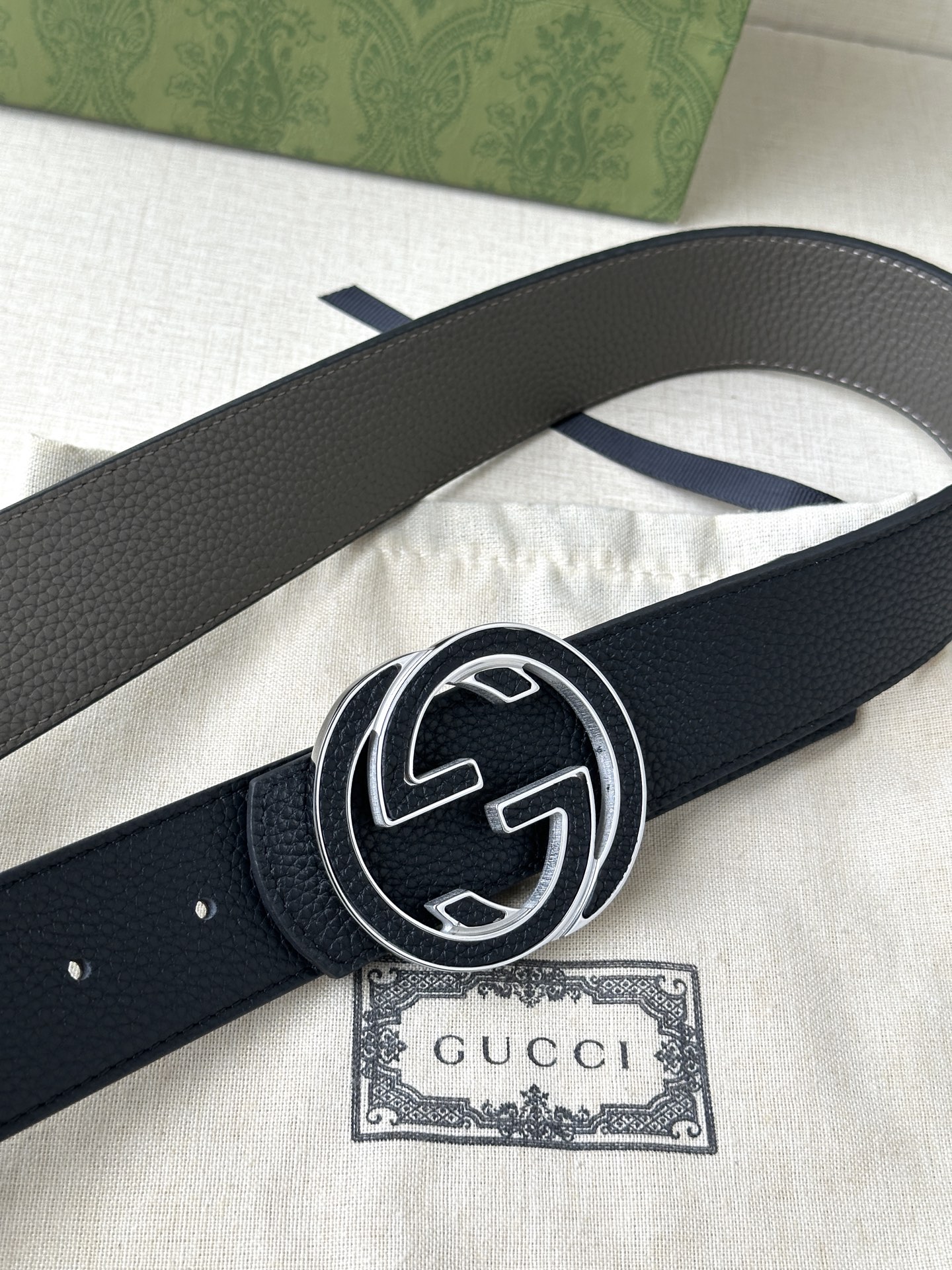  GUCCI 宽度4.0cm 早春系列透过现代视角焕新诠释品牌经典元素。这款腰带以牛皮革匠心打造，巧妙缀