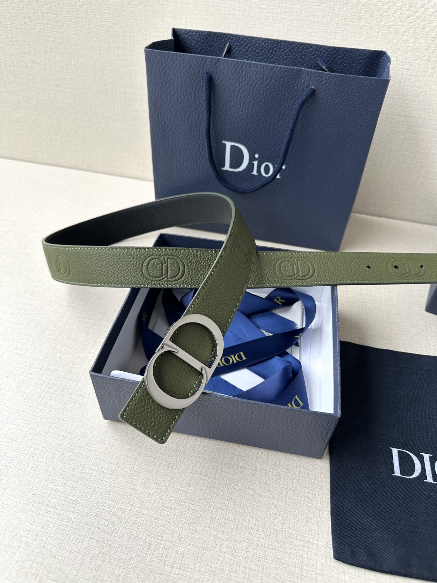  Diro 宽度3.5cm这款腰带扣采用 CD Icon标志造型，以复古金色饰面不锈钢精心打造。可与各式