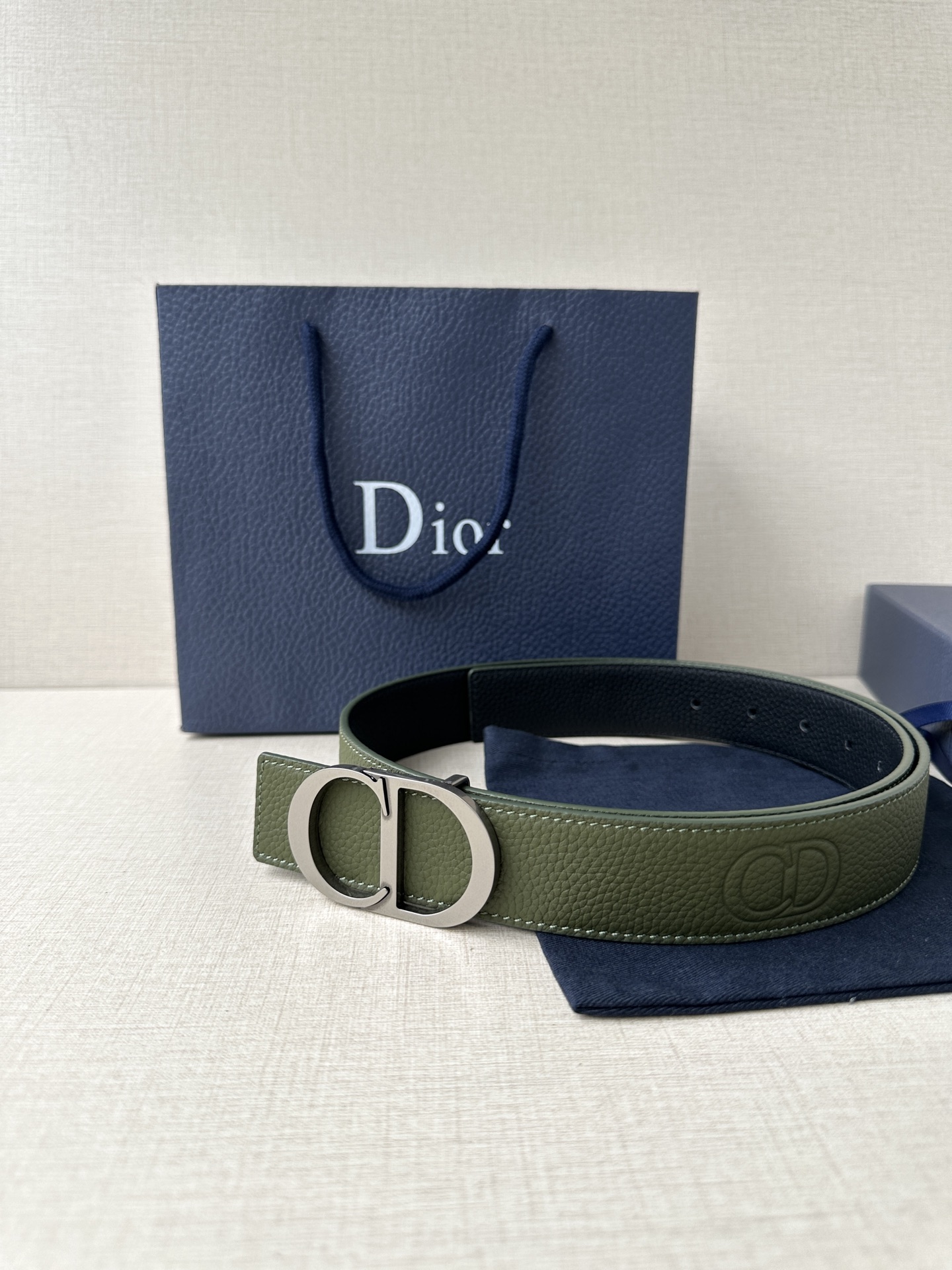  Diro 宽度3.5cm这款腰带扣采用 CD Icon标志造型，以复古金色饰面不锈钢精心打造。可与各式