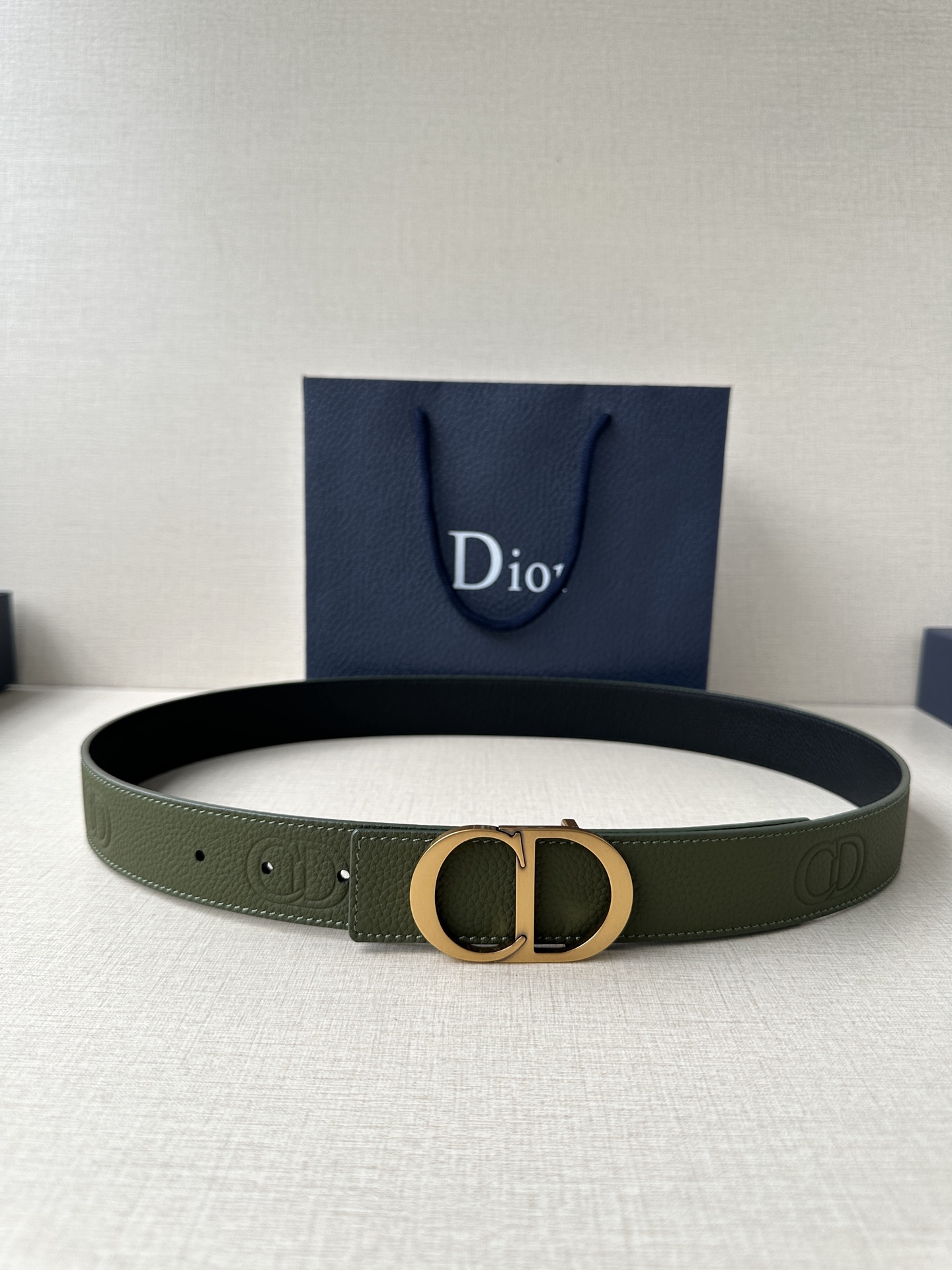  Diro 宽度3.5cm这款腰带扣采用 CD Icon标志造型，以复古金色饰面不锈钢精心打造。可与各式