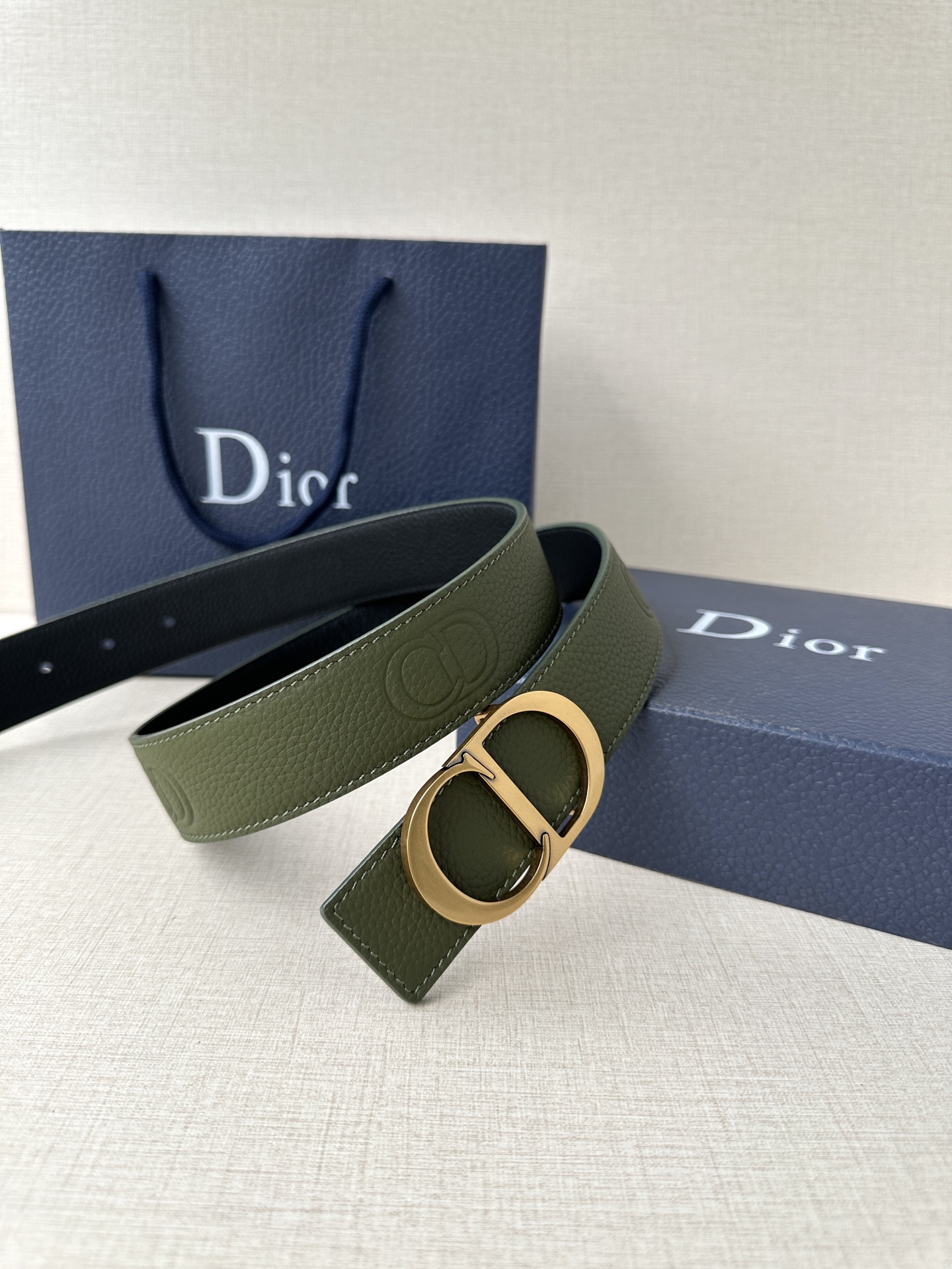  Diro 宽度3.5cm这款腰带扣采用 CD Icon标志造型，以复古金色饰面不锈钢精心打造。可与各式