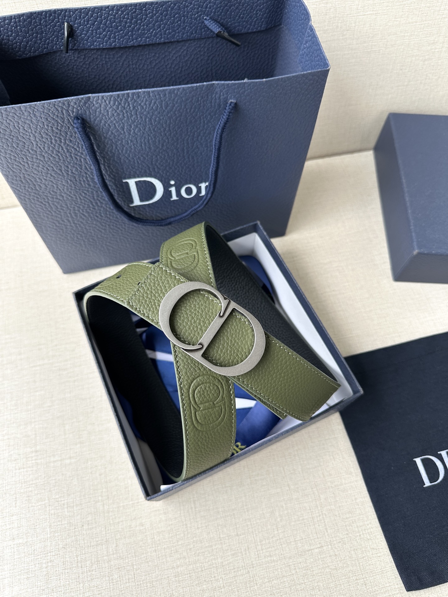  Diro 宽度3.5cm这款腰带扣采用 CD Icon标志造型，以复古金色饰面不锈钢精心打造。可与各式