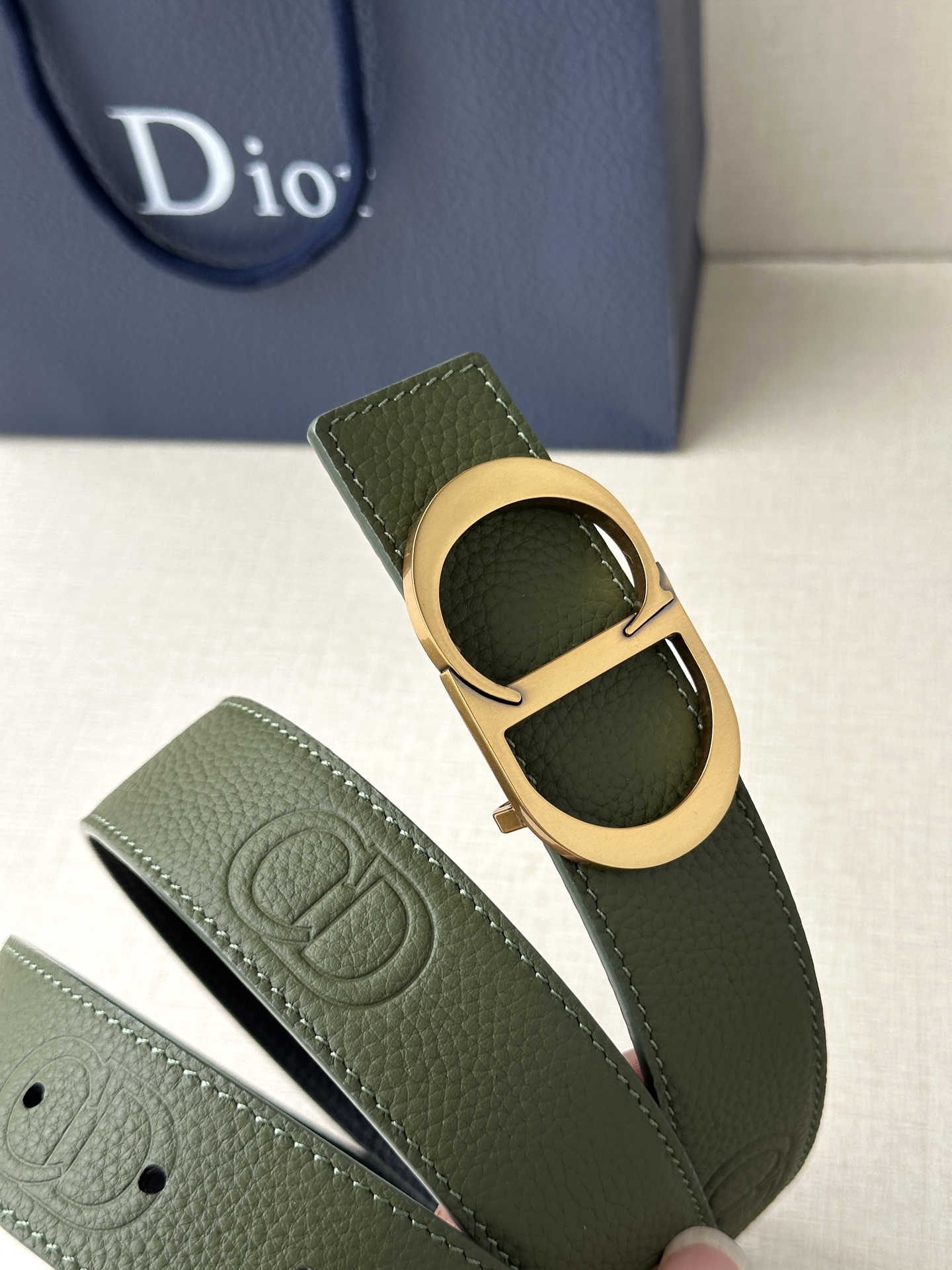  Diro 宽度3.5cm这款腰带扣采用 CD Icon标志造型，以复古金色饰面不锈钢精心打造。可与各式