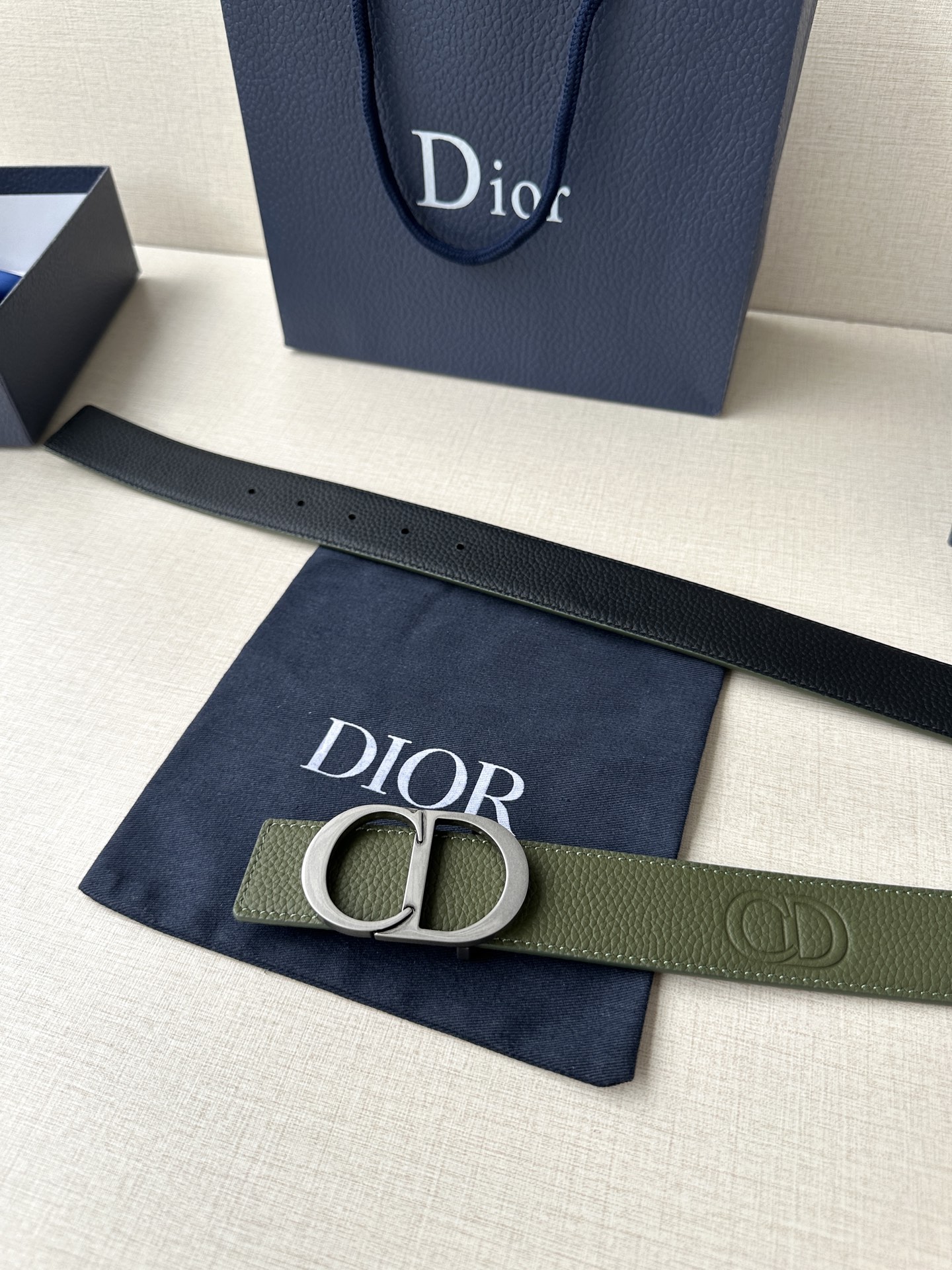  Diro 宽度3.5cm这款腰带扣采用 CD Icon标志造型，以复古金色饰面不锈钢精心打造。可与各式