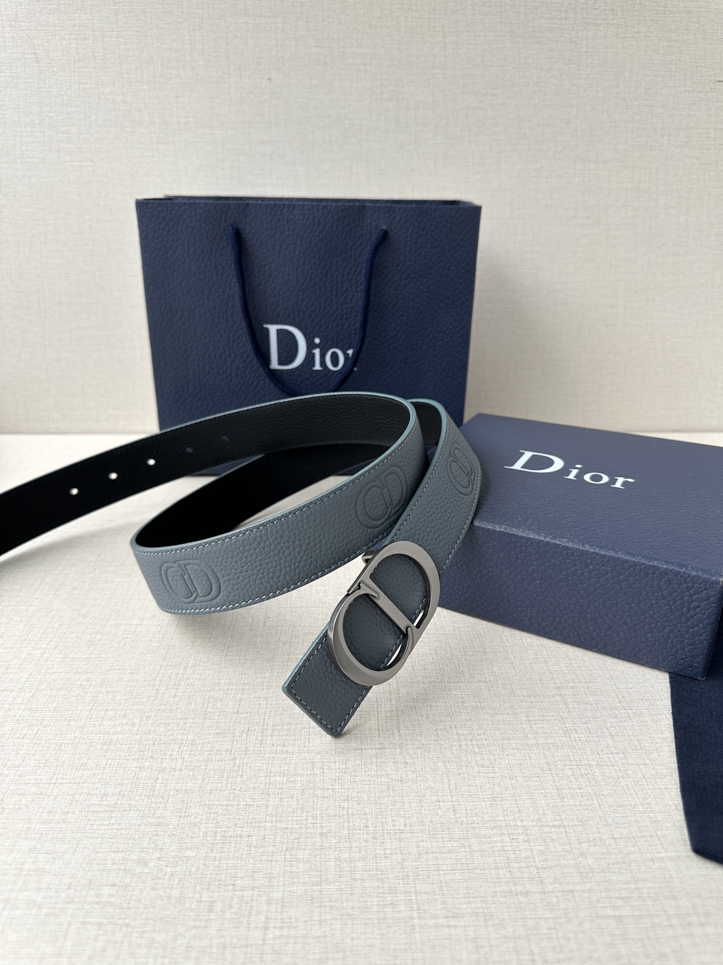  Diro 宽度3.5cm这款腰带扣采用 CD Icon标志造型，以复古金色饰面不锈钢精心打造。可与各式