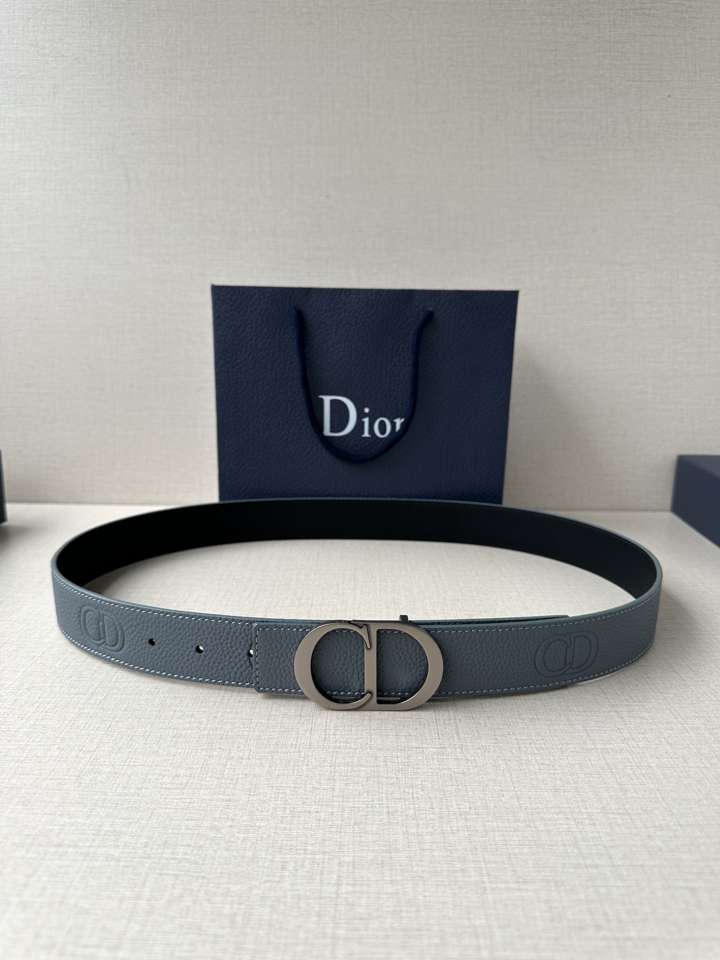  Diro 宽度3.5cm这款腰带扣采用 CD Icon标志造型，以复古金色饰面不锈钢精心打造。可与各式
