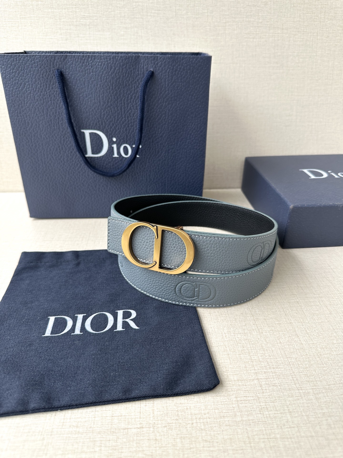  Diro 宽度3.5cm这款腰带扣采用 CD Icon标志造型，以复古金色饰面不锈钢精心打造。可与各式