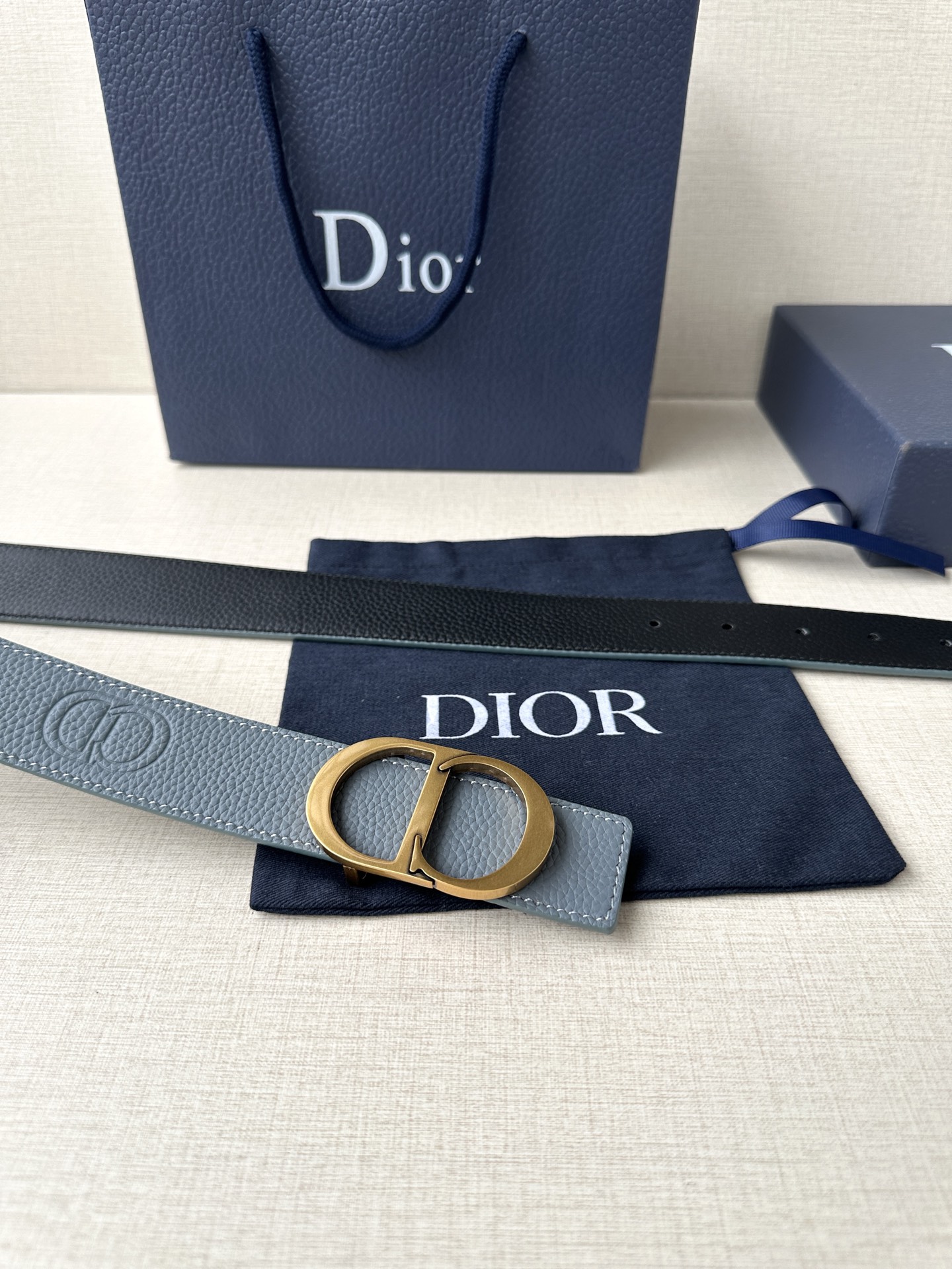  Diro 宽度3.5cm这款腰带扣采用 CD Icon标志造型，以复古金色饰面不锈钢精心打造。可与各式