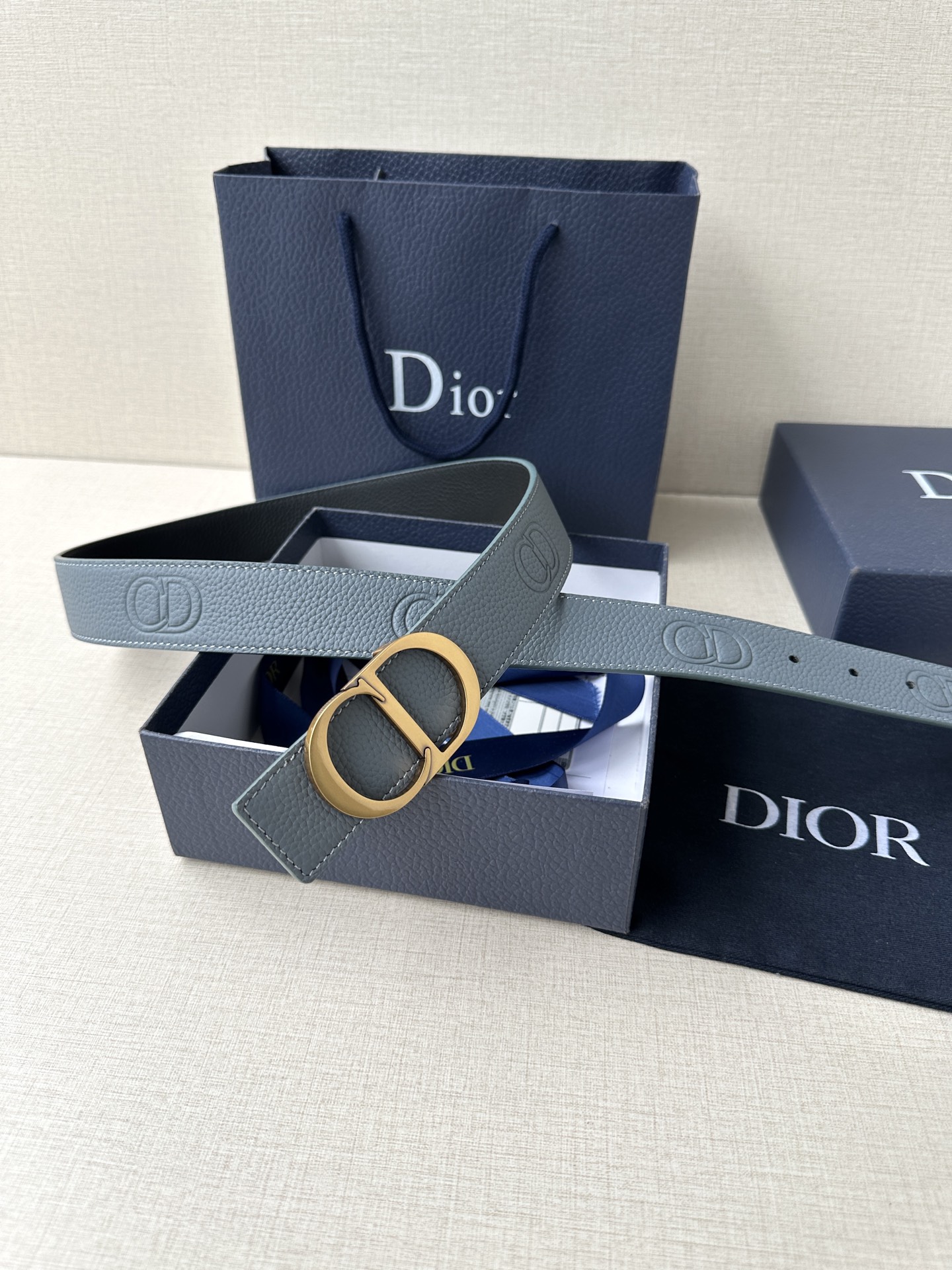  Diro 宽度3.5cm这款腰带扣采用 CD Icon标志造型，以复古金色饰面不锈钢精心打造。可与各式