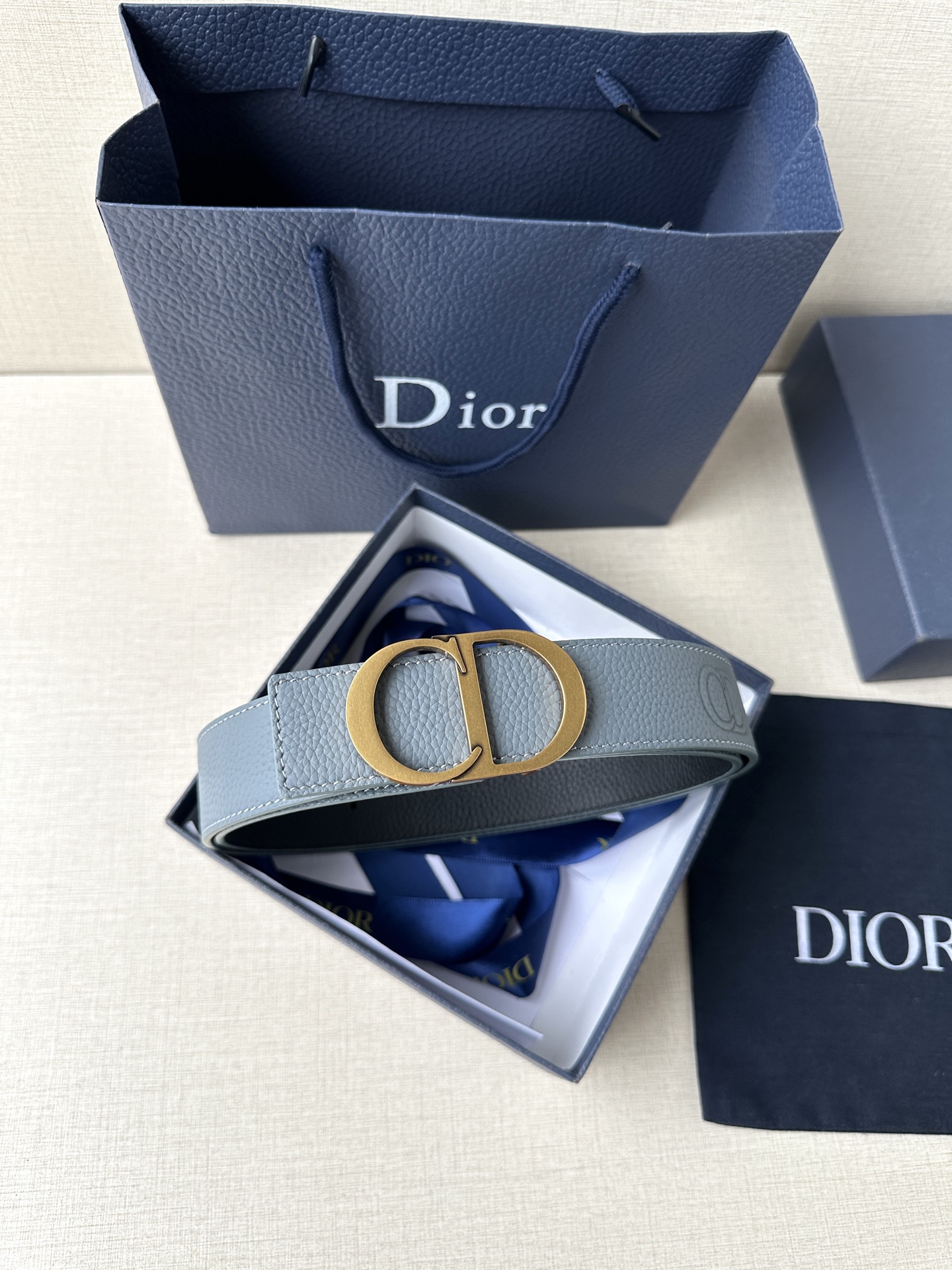  Diro 宽度3.5cm这款腰带扣采用 CD Icon标志造型，以复古金色饰面不锈钢精心打造。可与各式