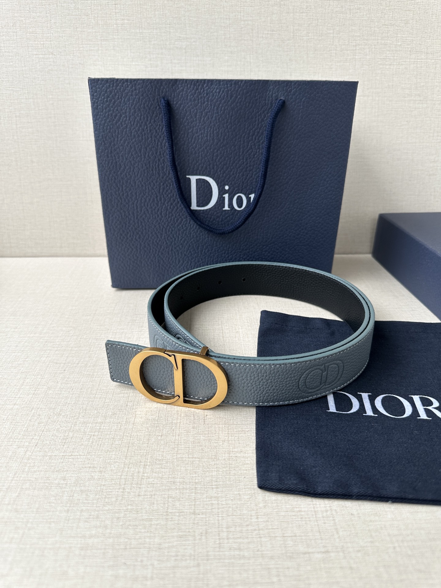  Diro 宽度3.5cm这款腰带扣采用 CD Icon标志造型，以复古金色饰面不锈钢精心打造。可与各式