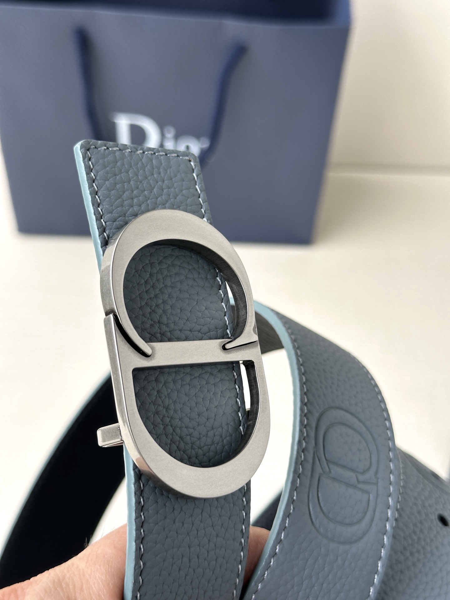  Diro 宽度3.5cm这款腰带扣采用 CD Icon标志造型，以复古金色饰面不锈钢精心打造。可与各式