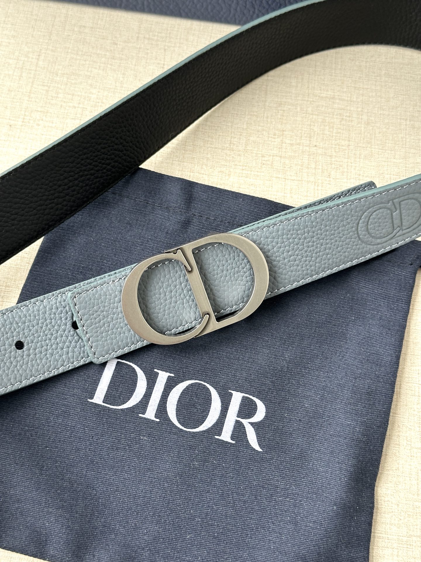  Diro 宽度3.5cm这款腰带扣采用 CD Icon标志造型，以复古金色饰面不锈钢精心打造。可与各式