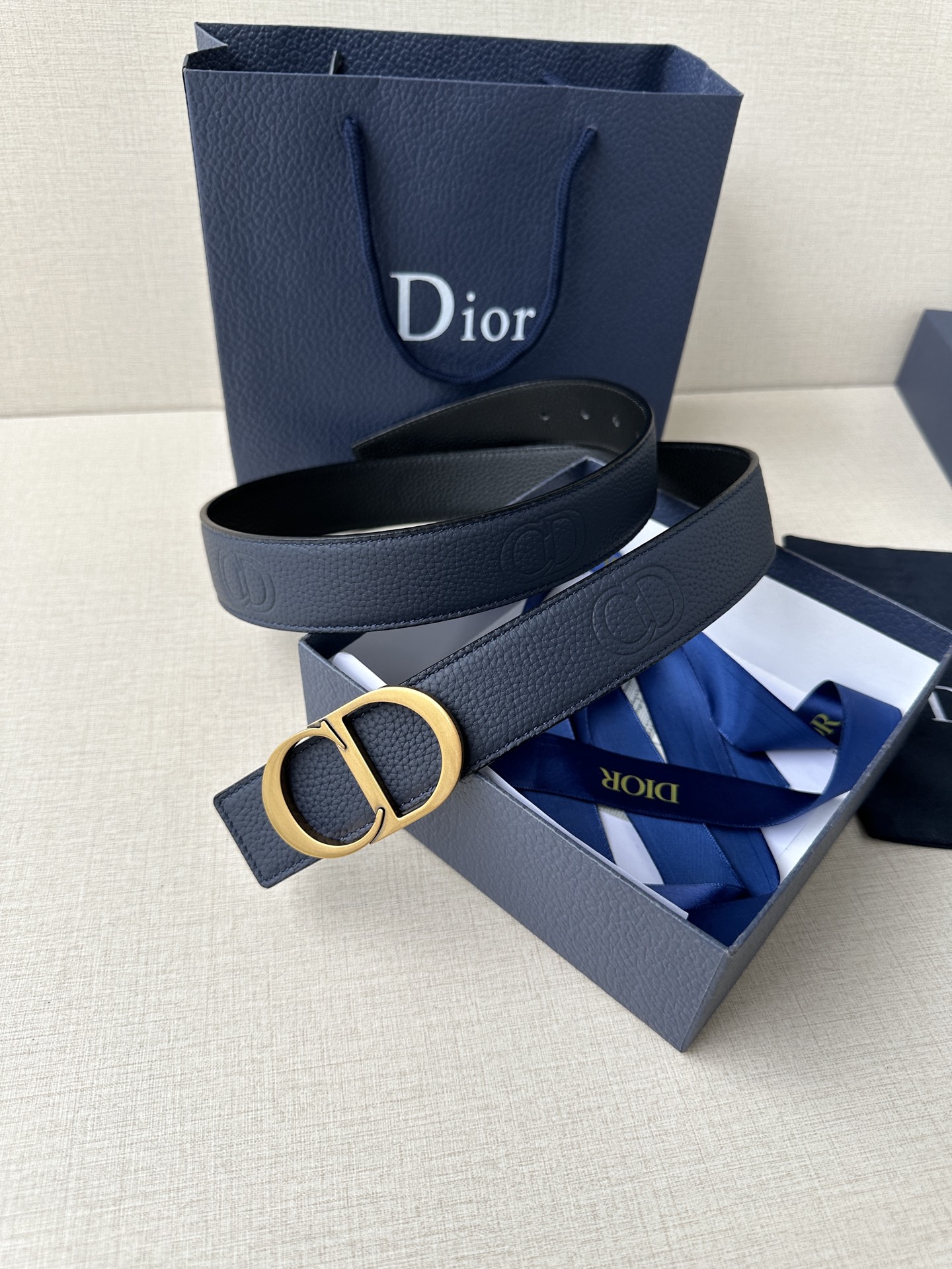  Diro 宽度3.5cm这款腰带扣采用 CD Icon标志造型，以复古金色饰面不锈钢精心打造。可与各式
