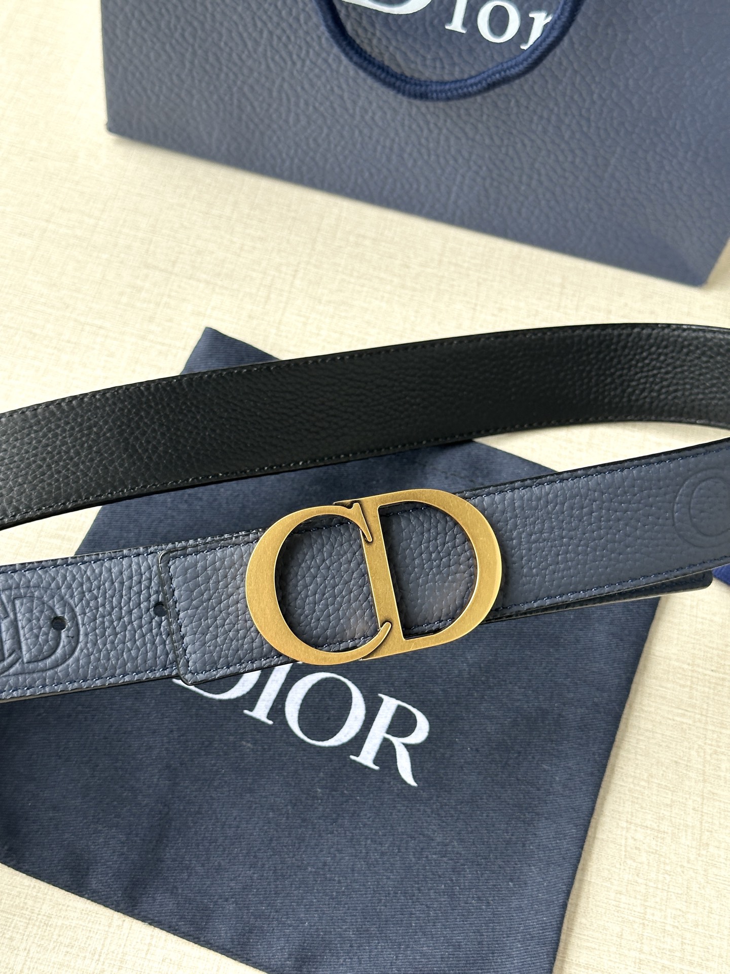  Diro 宽度3.5cm这款腰带扣采用 CD Icon标志造型，以复古金色饰面不锈钢精心打造。可与各式