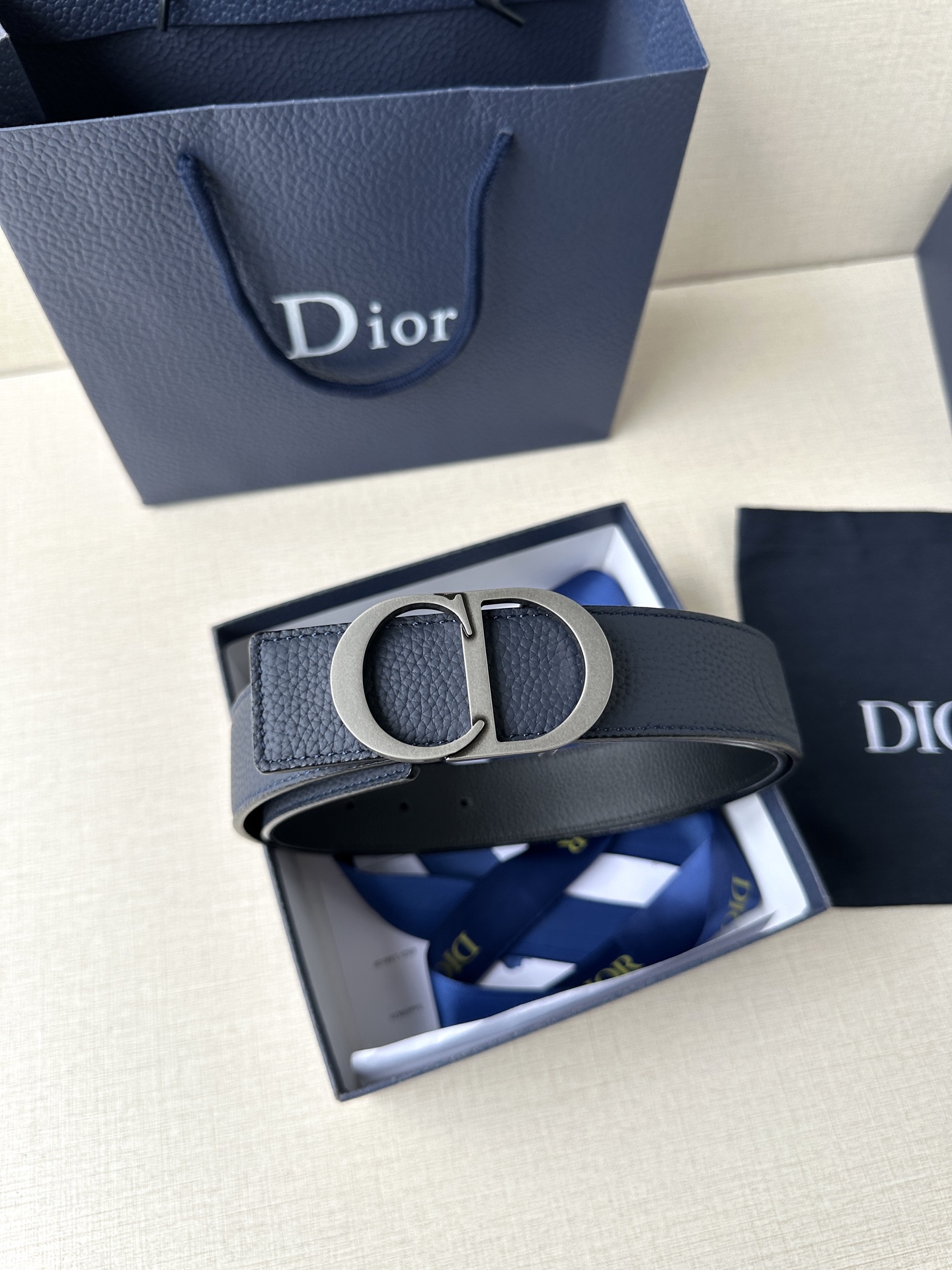  Diro 宽度3.5cm这款腰带扣采用 CD Icon标志造型，以复古金色饰面不锈钢精心打造。可与各式