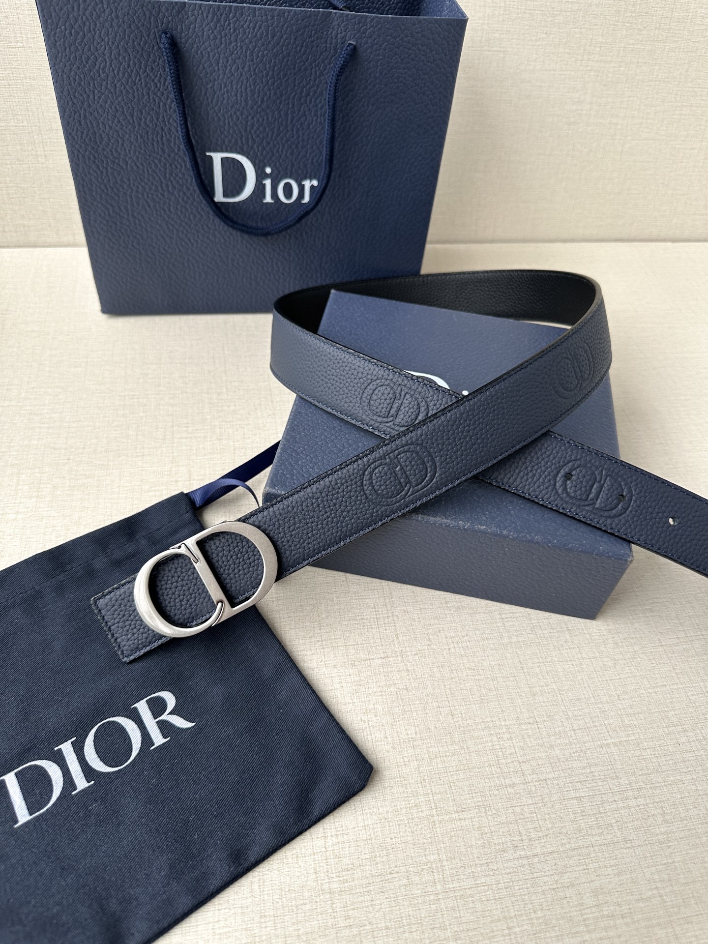  Diro 宽度3.5cm这款腰带扣采用 CD Icon标志造型，以复古金色饰面不锈钢精心打造。可与各式