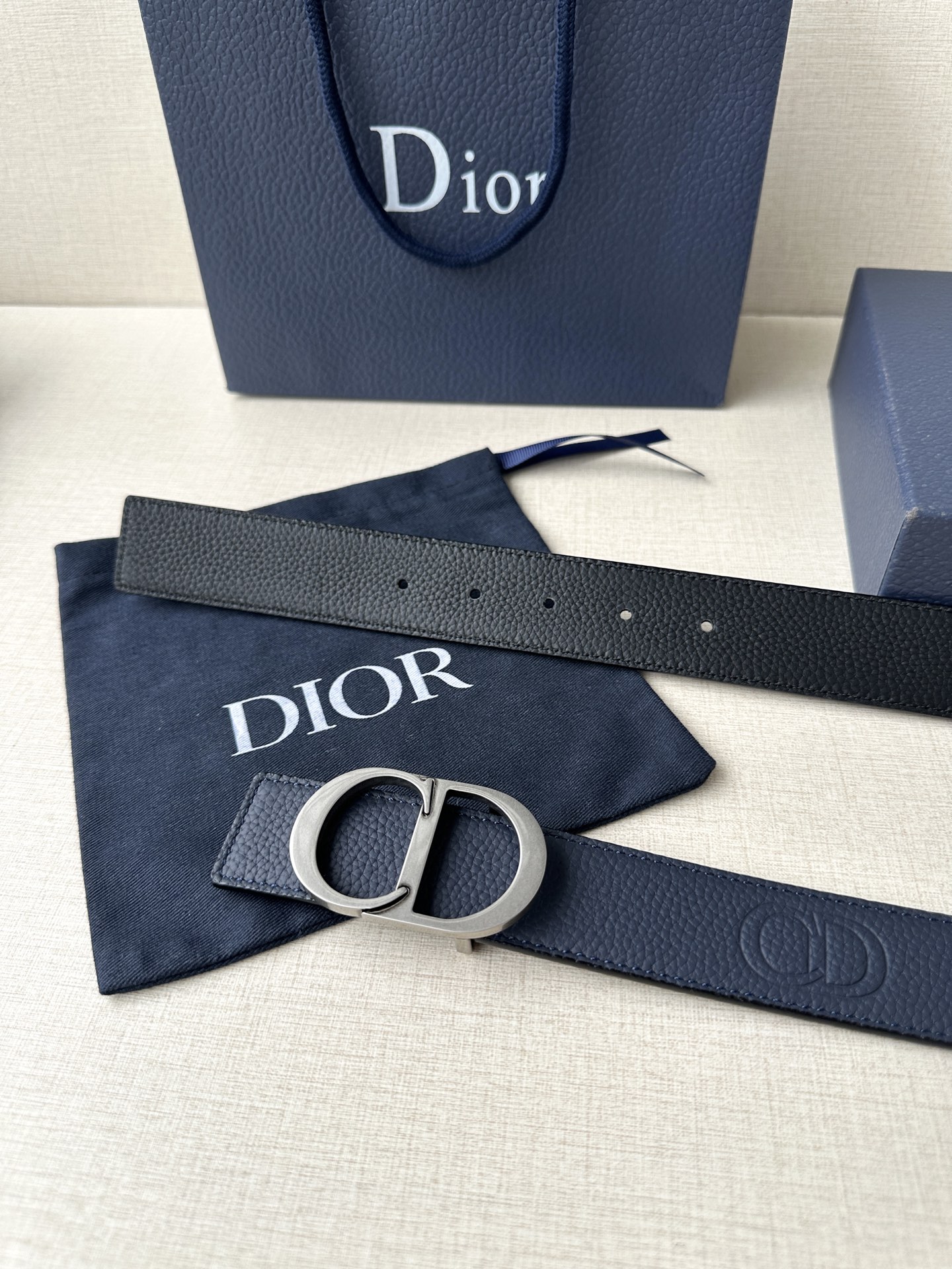  Diro 宽度3.5cm这款腰带扣采用 CD Icon标志造型，以复古金色饰面不锈钢精心打造。可与各式