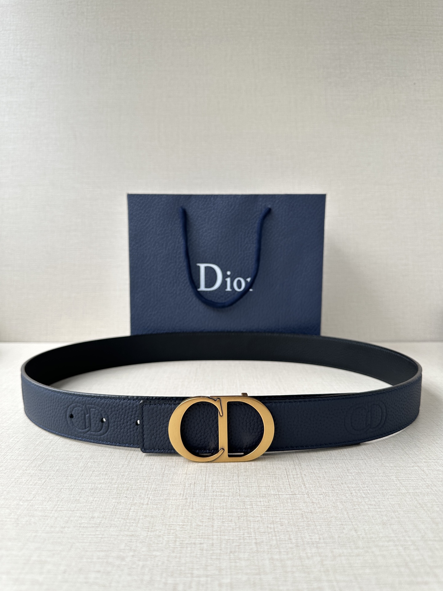  Diro 宽度3.5cm这款腰带扣采用 CD Icon标志造型，以复古金色饰面不锈钢精心打造。可与各式