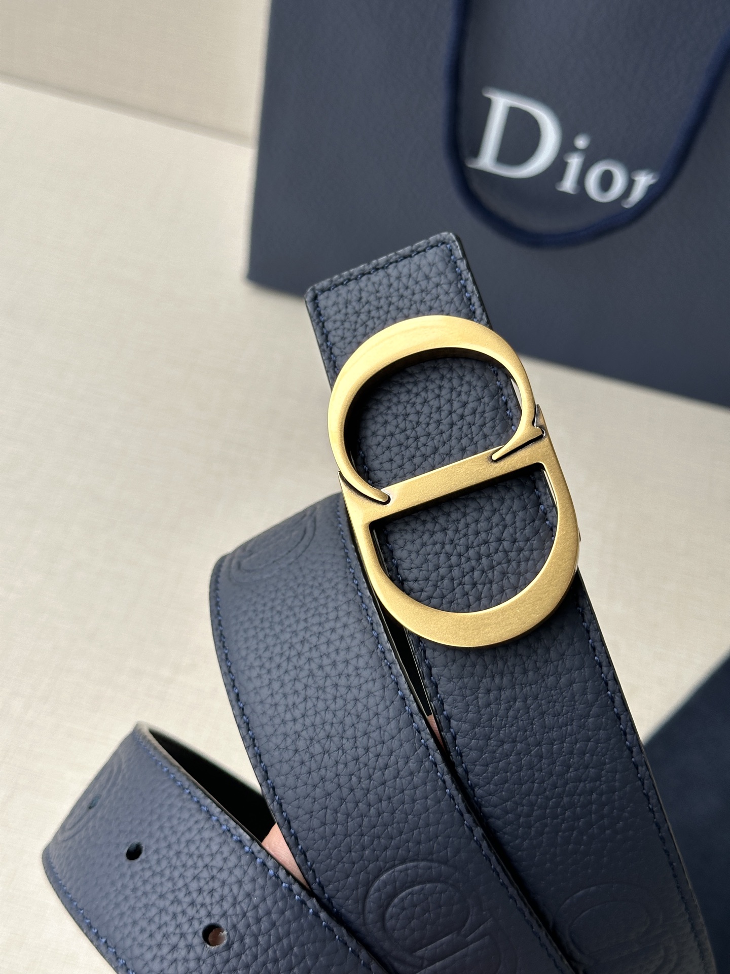  Diro 宽度3.5cm这款腰带扣采用 CD Icon标志造型，以复古金色饰面不锈钢精心打造。可与各式