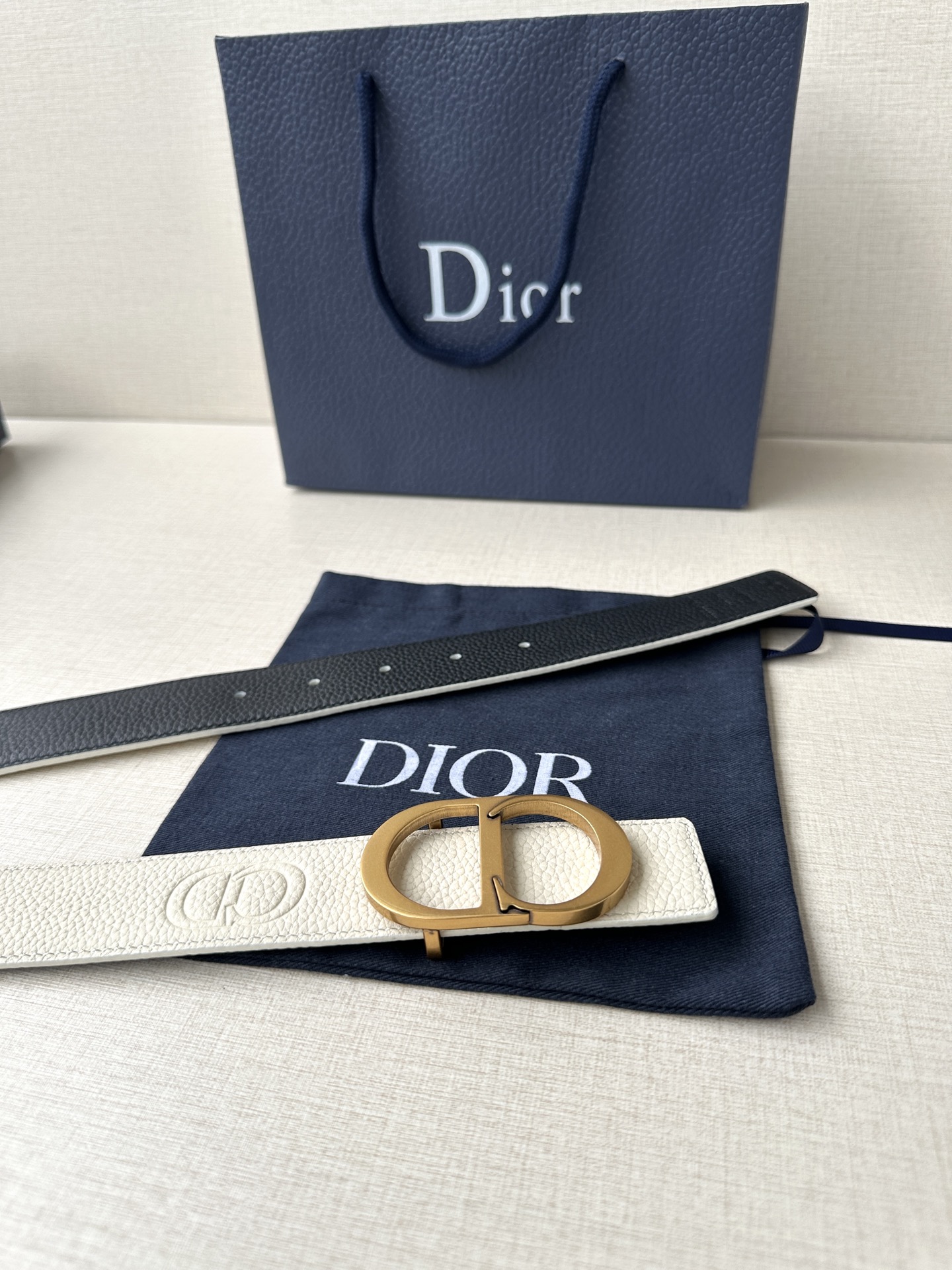  Diro 宽度3.5cm这款腰带扣采用 CD Icon标志造型，以复古金色饰面不锈钢精心打造。可与各式