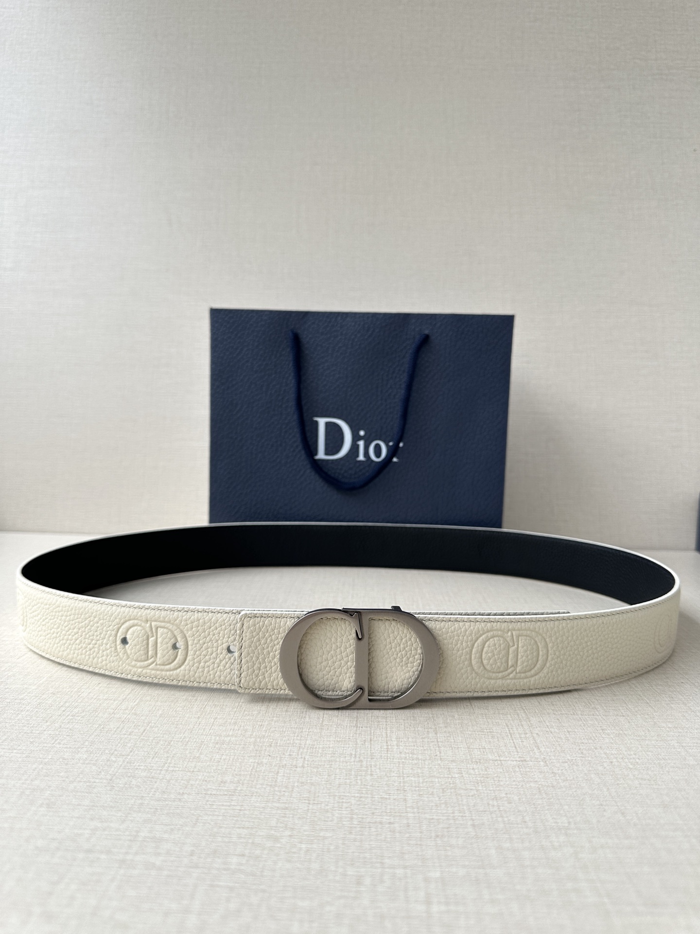  Diro 宽度3.5cm这款腰带扣采用 CD Icon标志造型，以复古金色饰面不锈钢精心打造。可与各式