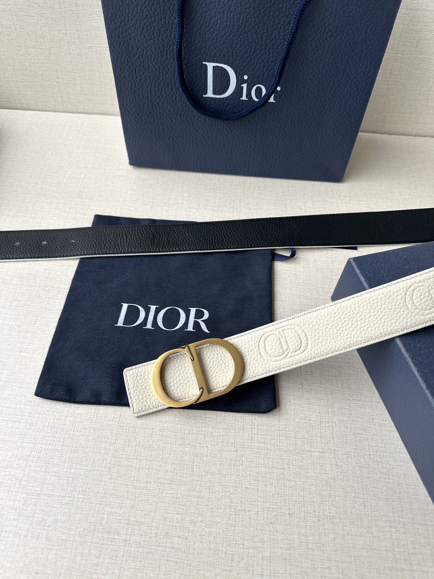  Diro 宽度3.5cm这款腰带扣采用 CD Icon标志造型，以复古金色饰面不锈钢精心打造。可与各式