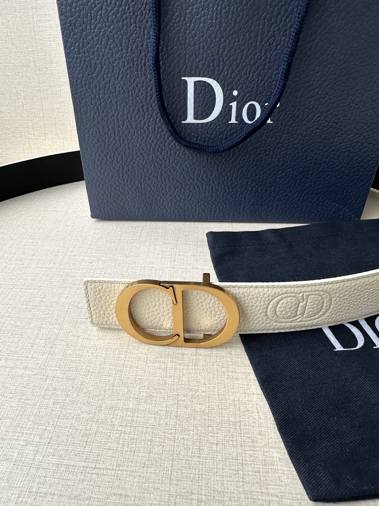  Diro 宽度3.5cm这款腰带扣采用 CD Icon标志造型，以复古金色饰面不锈钢精心打造。可与各式