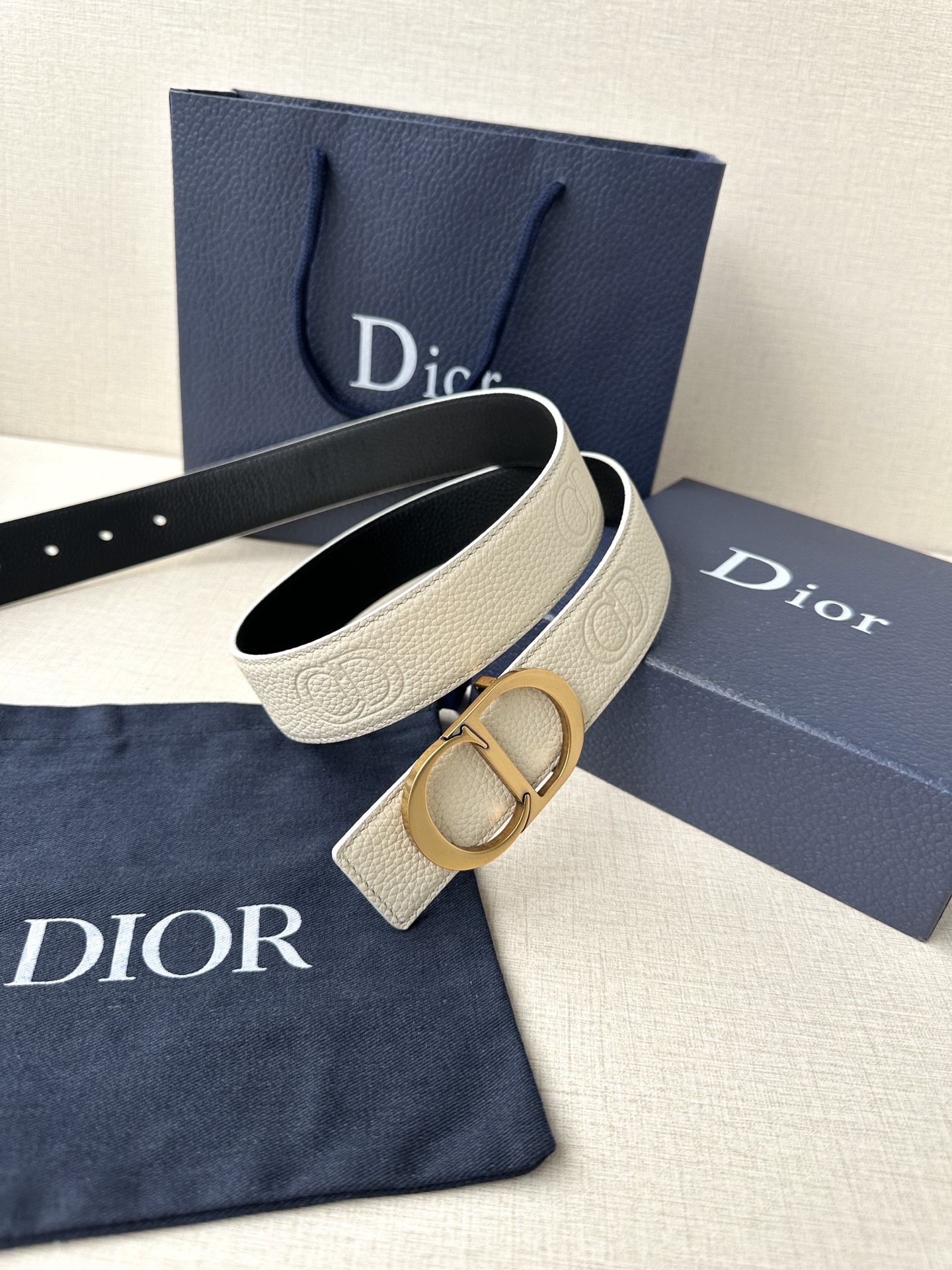  Diro 宽度3.5cm这款腰带扣采用 CD Icon标志造型，以复古金色饰面不锈钢精心打造。可与各式