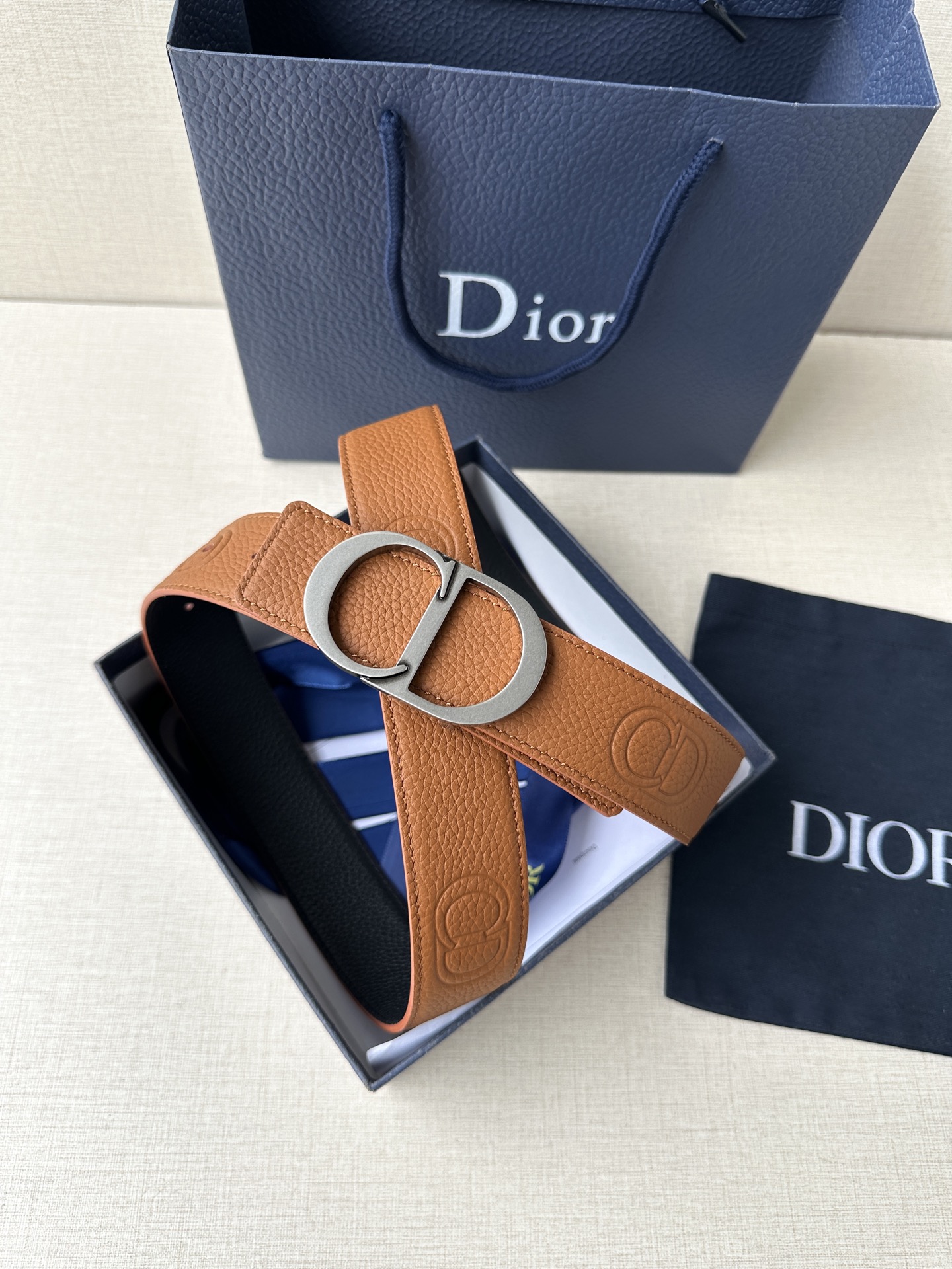  Diro 宽度3.5cm这款腰带扣采用 CD Icon标志造型，以复古金色饰面不锈钢精心打造。可与各式