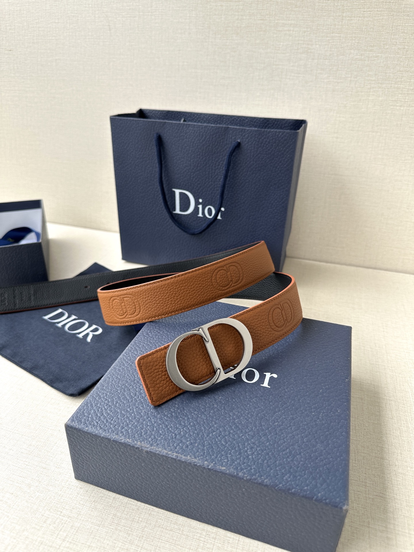 Diro 宽度3.5cm这款腰带扣采用 CD Icon标志造型，以复古金色饰面不锈钢精心打造。可与各式