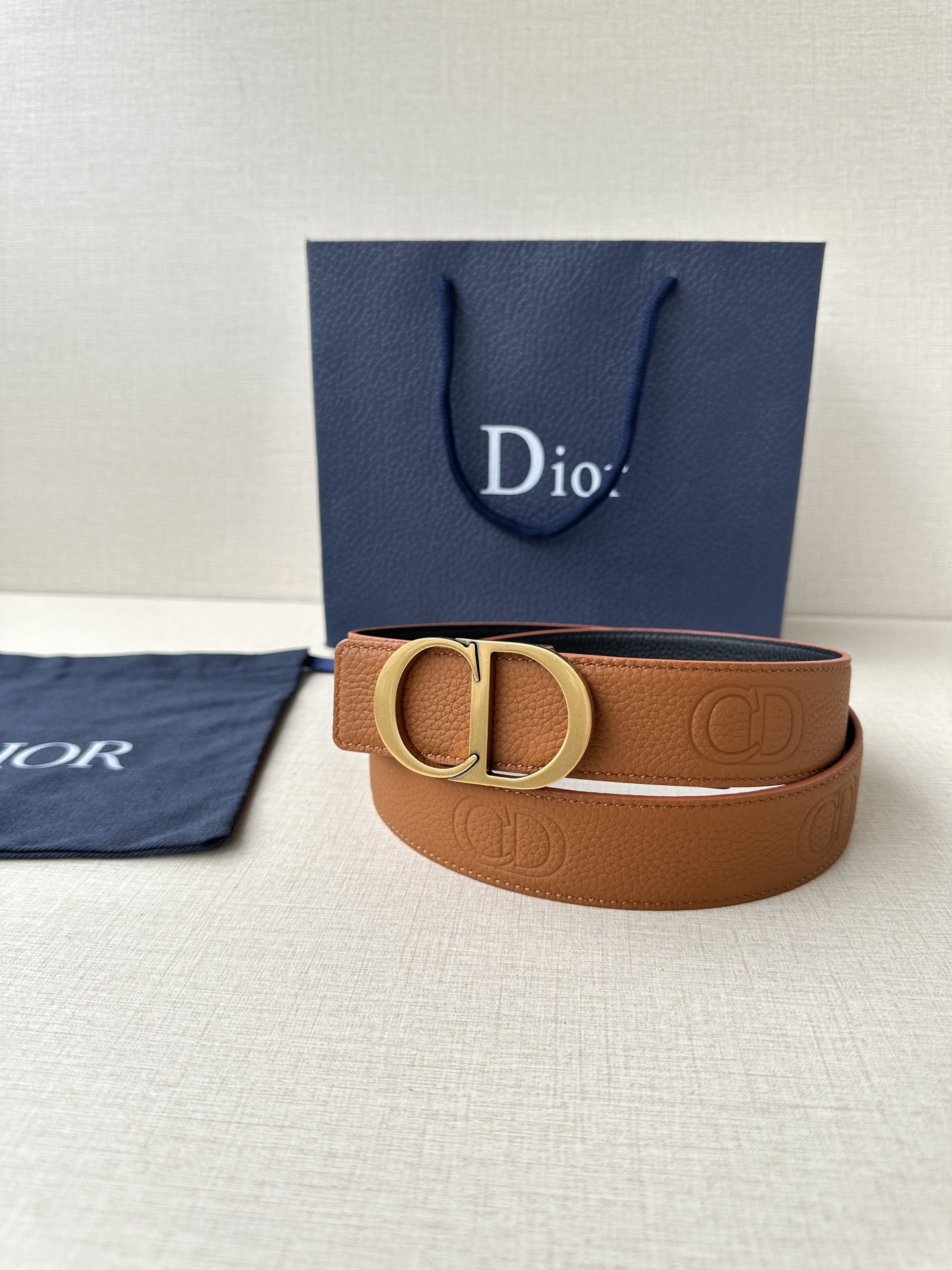  Diro 宽度3.5cm这款腰带扣采用 CD Icon标志造型，以复古金色饰面不锈钢精心打造。可与各式