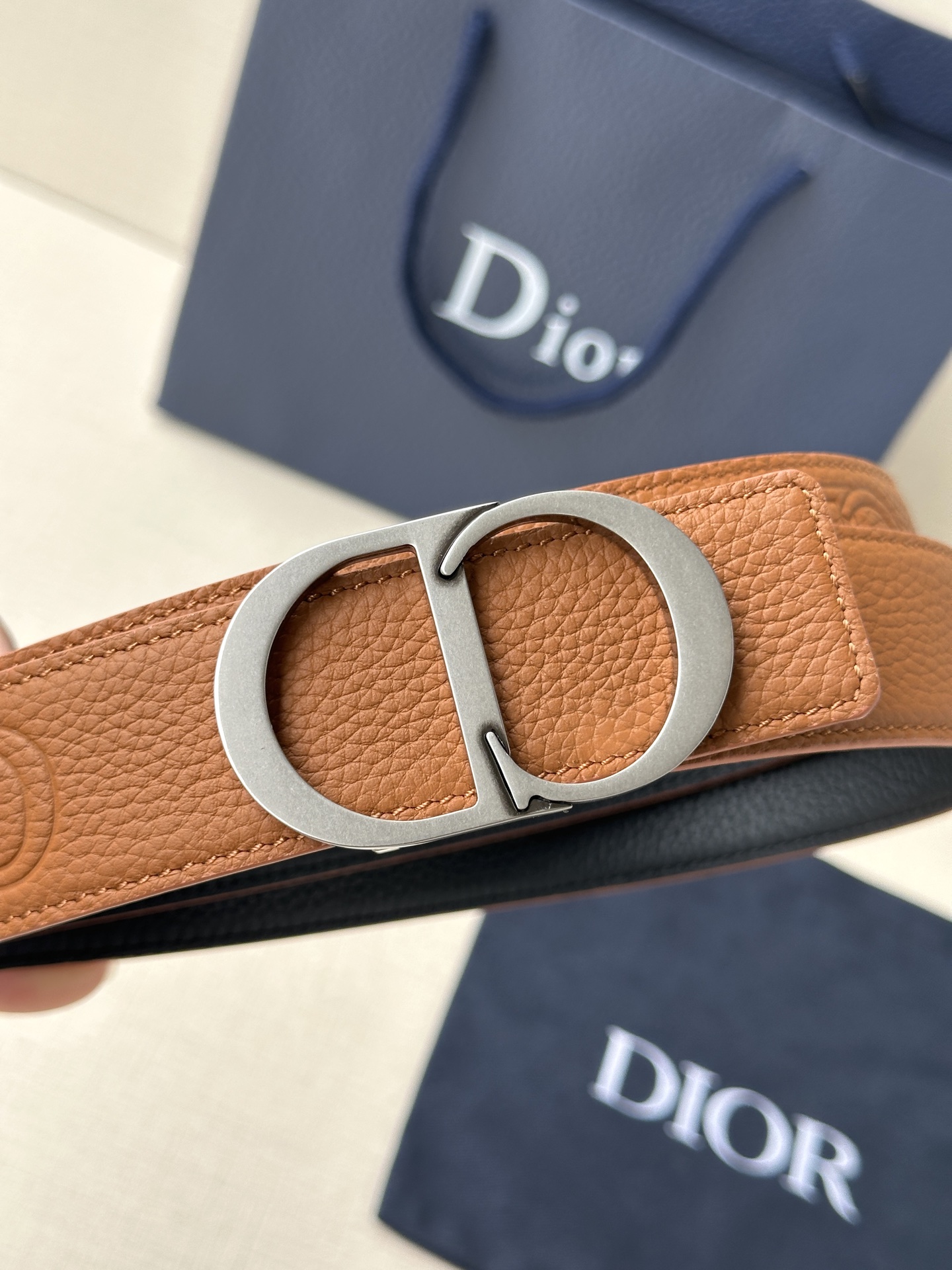  Diro 宽度3.5cm这款腰带扣采用 CD Icon标志造型，以复古金色饰面不锈钢精心打造。可与各式