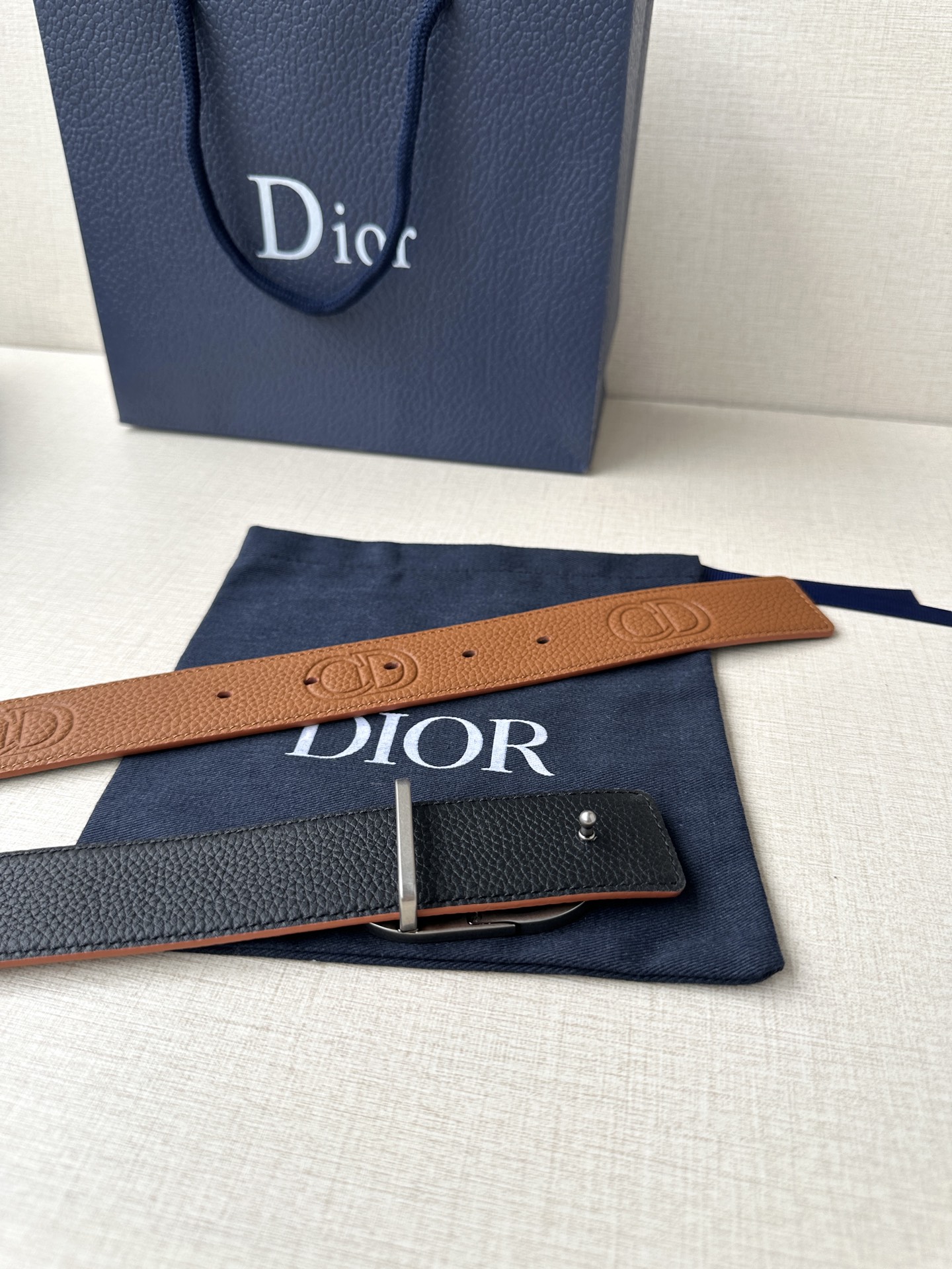  Diro 宽度3.5cm这款腰带扣采用 CD Icon标志造型，以复古金色饰面不锈钢精心打造。可与各式
