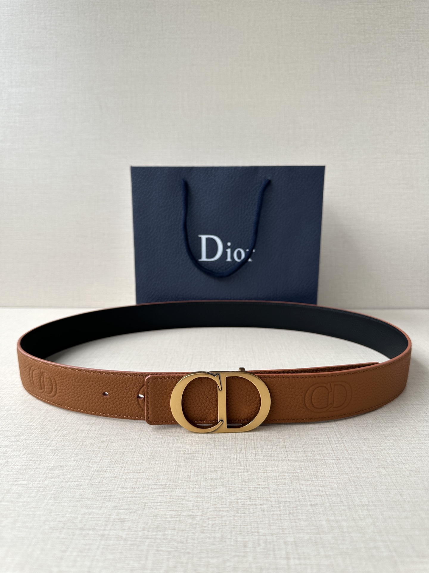  Diro 宽度3.5cm这款腰带扣采用 CD Icon标志造型，以复古金色饰面不锈钢精心打造。可与各式