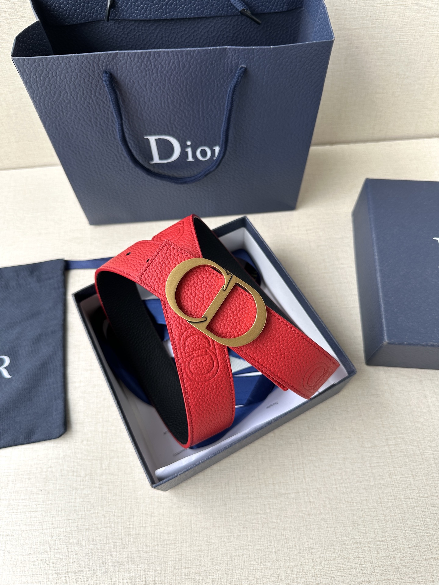  Diro 宽度3.5cm这款腰带扣采用 CD Icon标志造型，以复古金色饰面不锈钢精心打造。可与各式