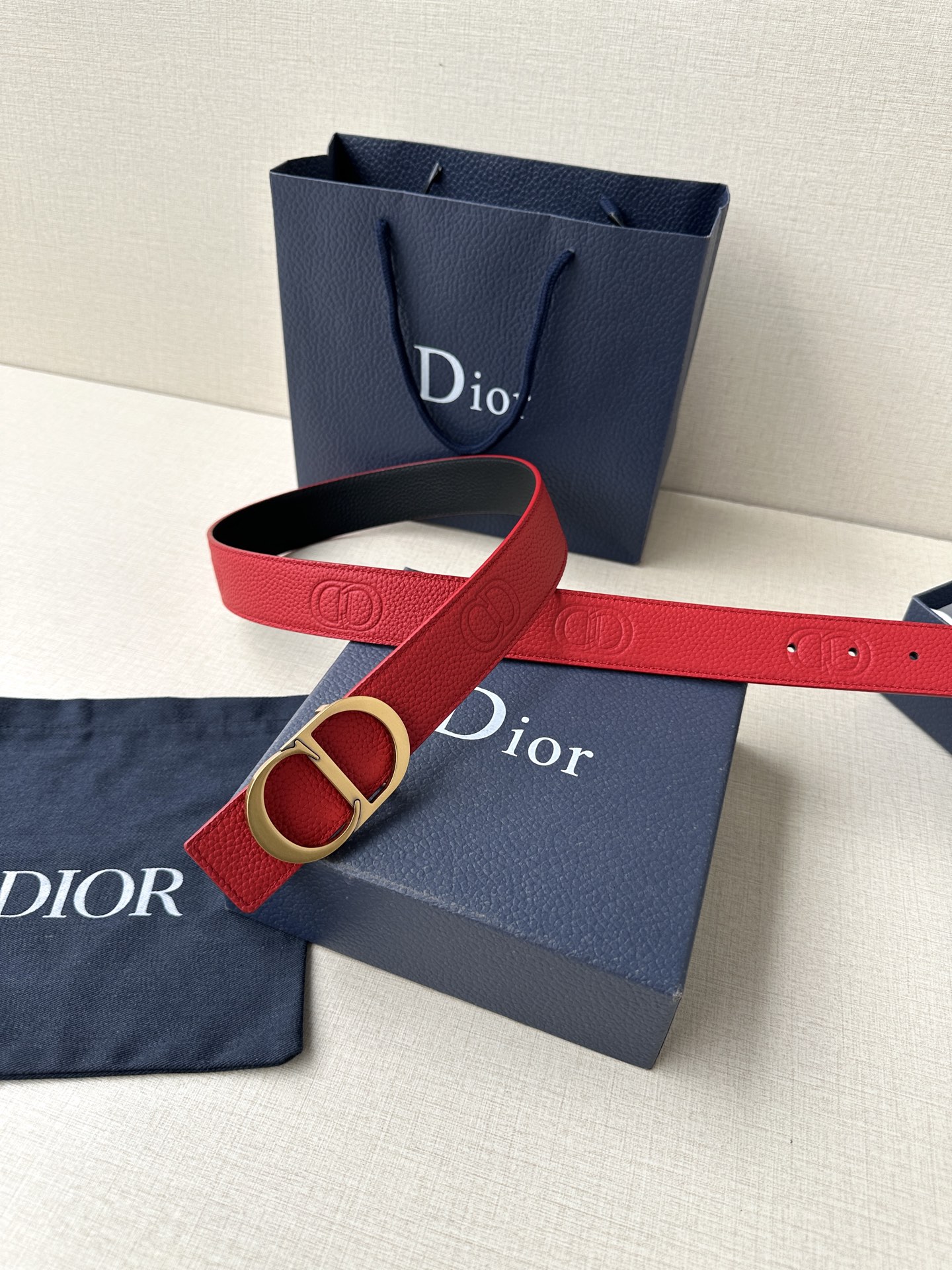  Diro 宽度3.5cm这款腰带扣采用 CD Icon标志造型，以复古金色饰面不锈钢精心打造。可与各式