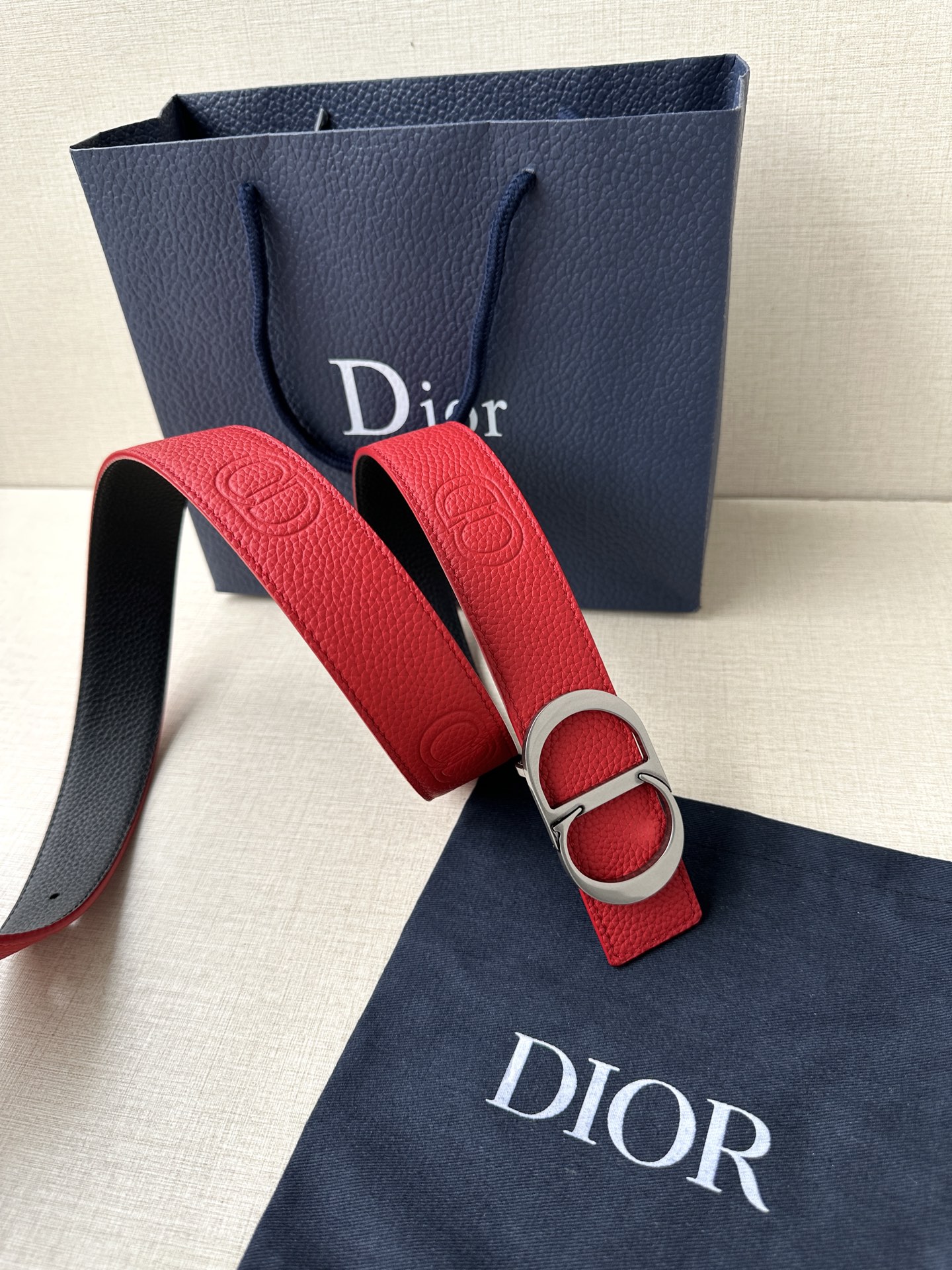 Diro 宽度3.5cm这款腰带扣采用 CD Icon标志造型，以复古金色饰面不锈钢精心打造。可与各式