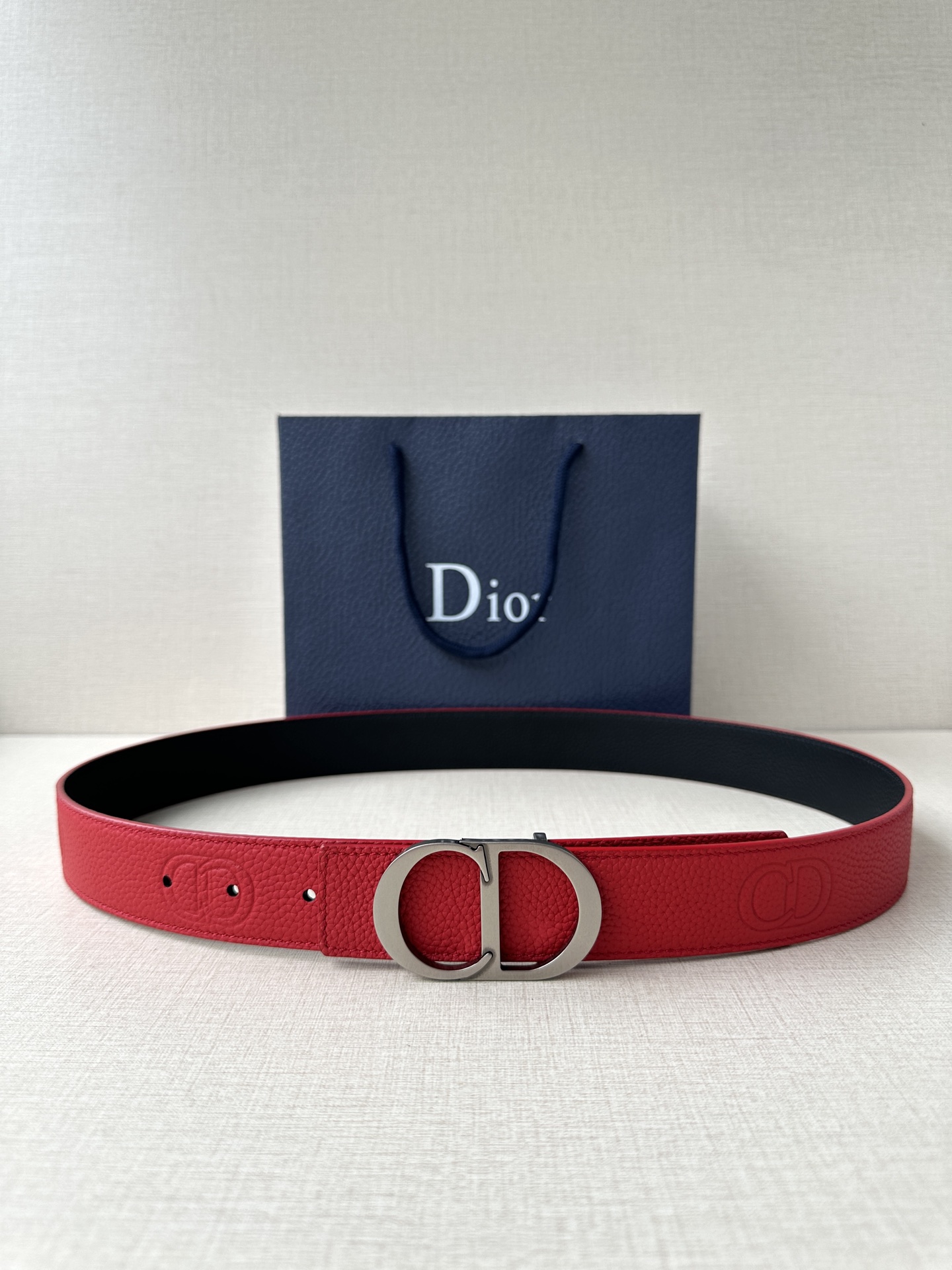  Diro 宽度3.5cm这款腰带扣采用 CD Icon标志造型，以复古金色饰面不锈钢精心打造。可与各式